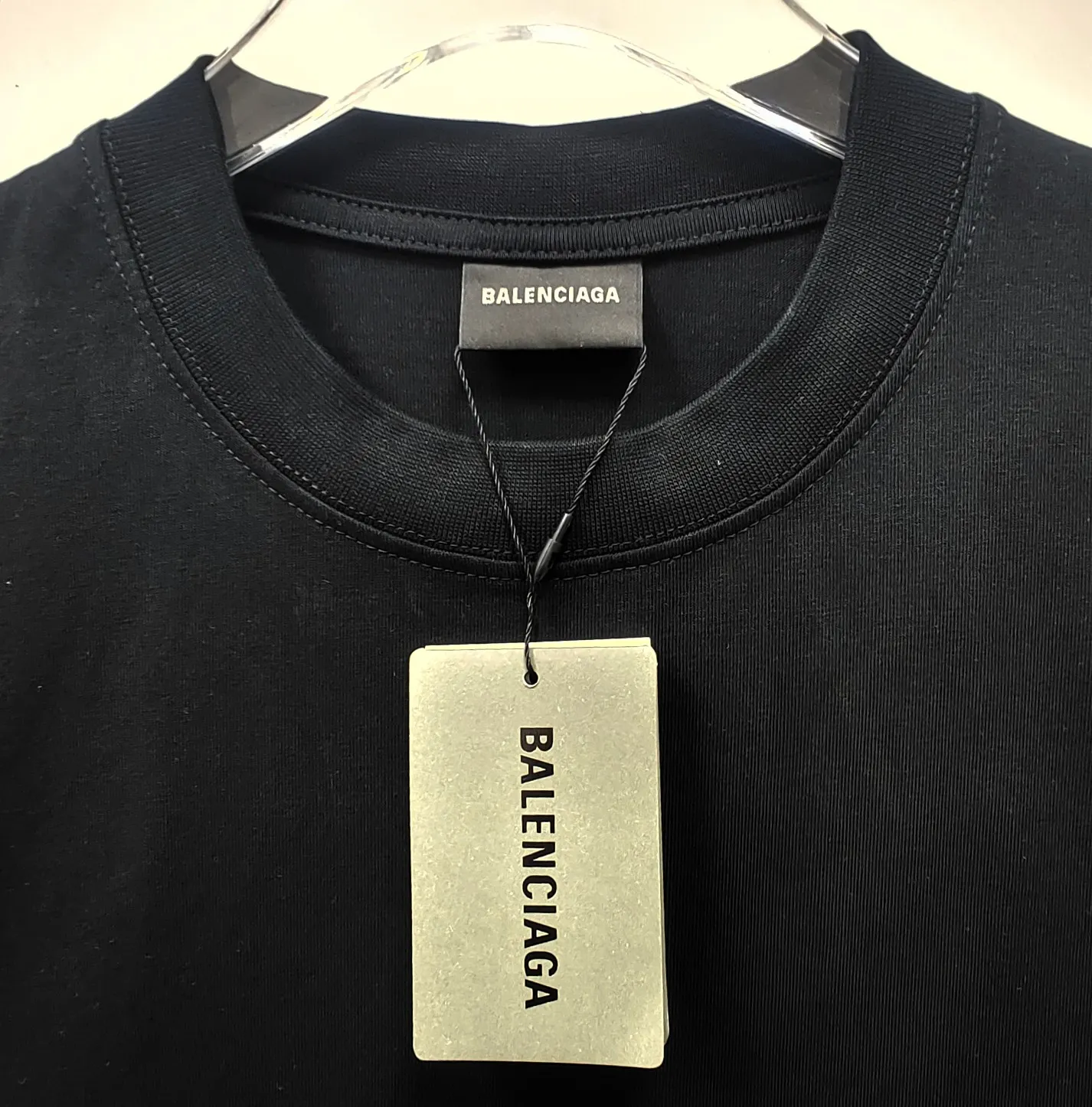 [New arrival] The top tested version of Balenciaga's eco-friendly logo arrow three-color loose breathable cotton short-sleeved T-shirt BLCG is one of the most influential brands in the fashion industry. Founded in 1919 by Cristóbal Balenciaga and settled in Paris in 1936, he led many important fashion movements between 1930 and 1968. The representative ready-to-wear series reflects the identity of the brand - Fabric: Made of 32-count double yarn, 260-gram weight fabric, imported knitted needle carded cotton, with moderate thickness, drape and contour - The front printing screen plate is hand-printed, and the 3D full-color scanned pattern is made into film to ensure the highest degree of printing pattern restoration. The upper and lower LOGO printing has a strong touch texture. The printing material uses environmentally friendly active water slurry and anti-sublimation liquid as the base. The garment is resistant to washing and does not desizing. Color: black and white size: XS-L P:240