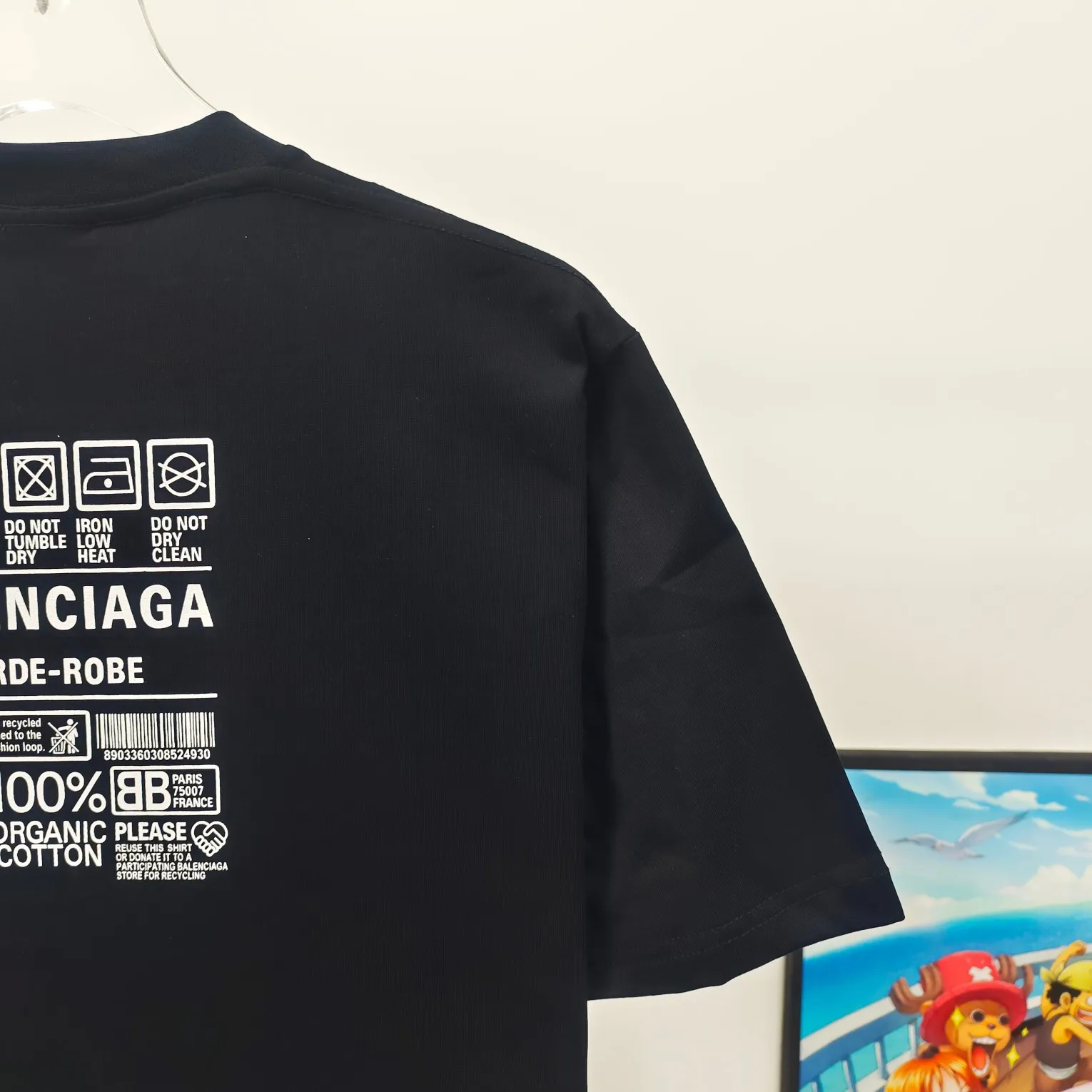 [New arrival] The top tested version of Balenciaga's eco-friendly logo arrow three-color loose breathable cotton short-sleeved T-shirt BLCG is one of the most influential brands in the fashion industry. Founded in 1919 by Cristóbal Balenciaga and settled in Paris in 1936, he led many important fashion movements between 1930 and 1968. The representative ready-to-wear series reflects the identity of the brand - Fabric: Made of 32-count double yarn, 260-gram weight fabric, imported knitted needle carded cotton, with moderate thickness, drape and contour - The front printing screen plate is hand-printed, and the 3D full-color scanned pattern is made into film to ensure the highest degree of printing pattern restoration. The upper and lower LOGO printing has a strong touch texture. The printing material uses environmentally friendly active water slurry and anti-sublimation liquid as the base. The garment is resistant to washing and does not desizing. Color: black and white size: XS-L P:240