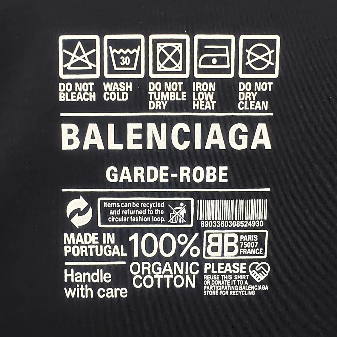 [New arrival] The top tested version of Balenciaga's eco-friendly logo arrow three-color loose breathable cotton short-sleeved T-shirt BLCG is one of the most influential brands in the fashion industry. Founded in 1919 by Cristóbal Balenciaga and settled in Paris in 1936, he led many important fashion movements between 1930 and 1968. The representative ready-to-wear series reflects the identity of the brand - Fabric: Made of 32-count double yarn, 260-gram weight fabric, imported knitted needle carded cotton, with moderate thickness, drape and contour - The front printing screen plate is hand-printed, and the 3D full-color scanned pattern is made into film to ensure the highest degree of printing pattern restoration. The upper and lower LOGO printing has a strong touch texture. The printing material uses environmentally friendly active water slurry and anti-sublimation liquid as the base. The garment is resistant to washing and does not desizing. Color: black and white size: XS-L P:240