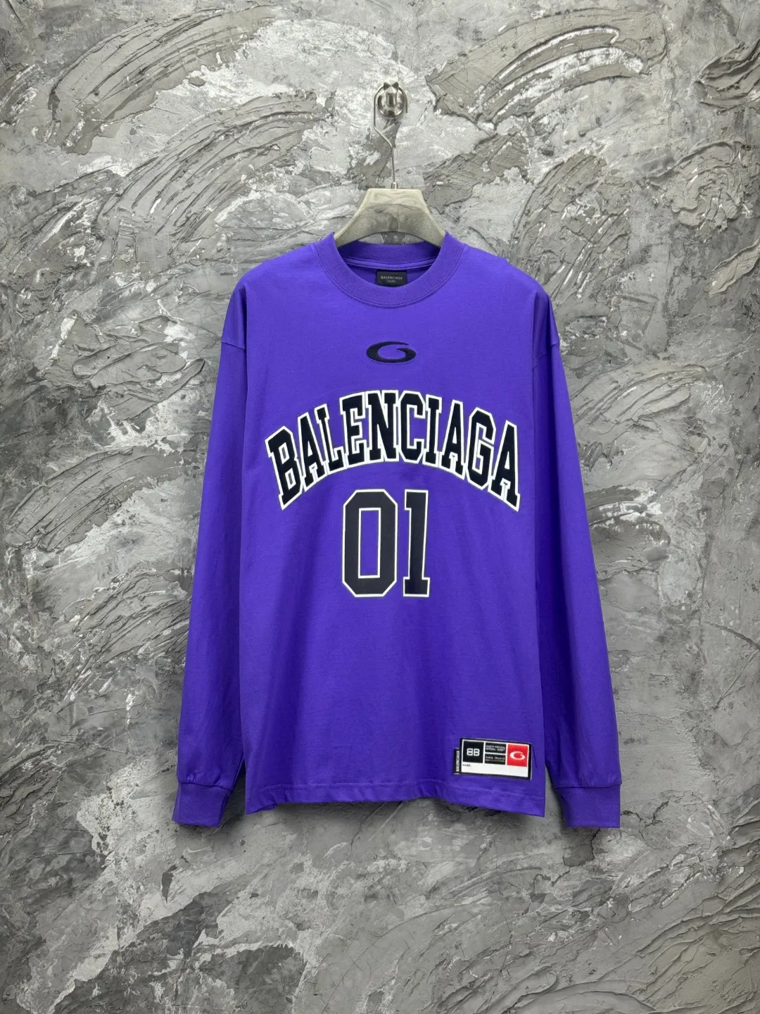 🅿️280 BALENCI*GA latest basketball jersey embroidered printed long-sleeved T-shirt. The front embroidery is embroidered and printed with Tajima computer embroidery machine, the lower left corner is embroidered and printed, and the back piece is printed. The letters are clear. The effect is three-dimensional. Exclusively pattern-woven and dyed 280g fabric. Threads are dyed in the same cylinder with zero color difference. The version adopts OS loose off-shoulder version. Welcome to compare. Same style for men and women -Color: black white purple Cailan -SIZE: Xs S M L Style No. 8536#