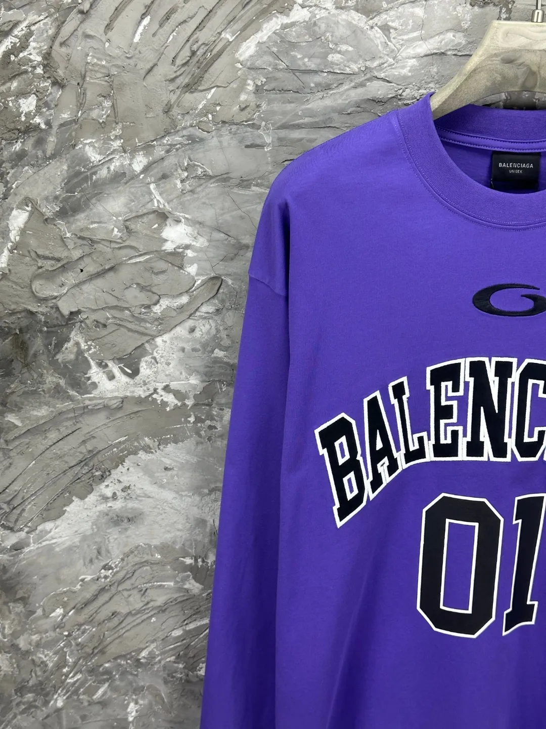 🅿️280 BALENCI*GA latest basketball jersey embroidered printed long-sleeved T-shirt. The front embroidery is embroidered and printed with Tajima computer embroidery machine, the lower left corner is embroidered and printed, and the back piece is printed. The letters are clear. The effect is three-dimensional. Exclusively pattern-woven and dyed 280g fabric. Threads are dyed in the same cylinder with zero color difference. The version adopts OS loose off-shoulder version. Welcome to compare. Same style for men and women -Color: black white purple Cailan -SIZE: Xs S M L Style No. 8536#