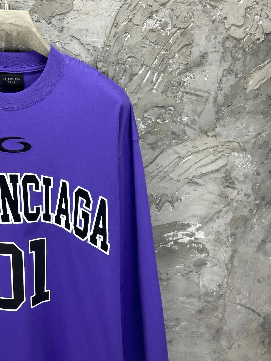🅿️280 BALENCI*GA latest basketball jersey embroidered printed long-sleeved T-shirt. The front embroidery is embroidered and printed with Tajima computer embroidery machine, the lower left corner is embroidered and printed, and the back piece is printed. The letters are clear. The effect is three-dimensional. Exclusively pattern-woven and dyed 280g fabric. Threads are dyed in the same cylinder with zero color difference. The version adopts OS loose off-shoulder version. Welcome to compare. Same style for men and women -Color: black white purple Cailan -SIZE: Xs S M L Style No. 8536#