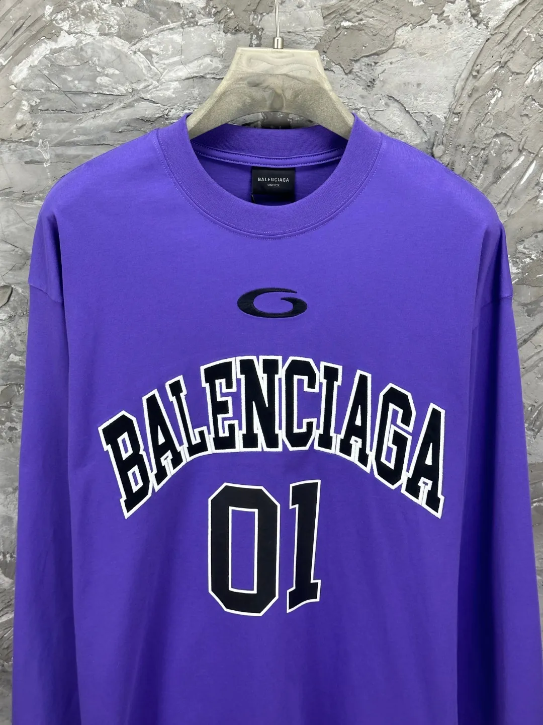 🅿️280 BALENCI*GA latest basketball jersey embroidered printed long-sleeved T-shirt. The front embroidery is embroidered and printed with Tajima computer embroidery machine, the lower left corner is embroidered and printed, and the back piece is printed. The letters are clear. The effect is three-dimensional. Exclusively pattern-woven and dyed 280g fabric. Threads are dyed in the same cylinder with zero color difference. The version adopts OS loose off-shoulder version. Welcome to compare. Same style for men and women -Color: black white purple Cailan -SIZE: Xs S M L Style No. 8536#