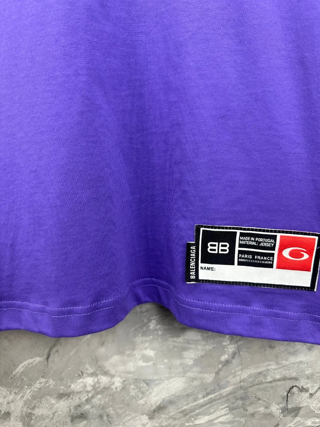 🅿️280 BALENCI*GA latest basketball jersey embroidered printed long-sleeved T-shirt. The front embroidery is embroidered and printed with Tajima computer embroidery machine, the lower left corner is embroidered and printed, and the back piece is printed. The letters are clear. The effect is three-dimensional. Exclusively pattern-woven and dyed 280g fabric. Threads are dyed in the same cylinder with zero color difference. The version adopts OS loose off-shoulder version. Welcome to compare. Same style for men and women -Color: black white purple Cailan -SIZE: Xs S M L Style No. 8536#