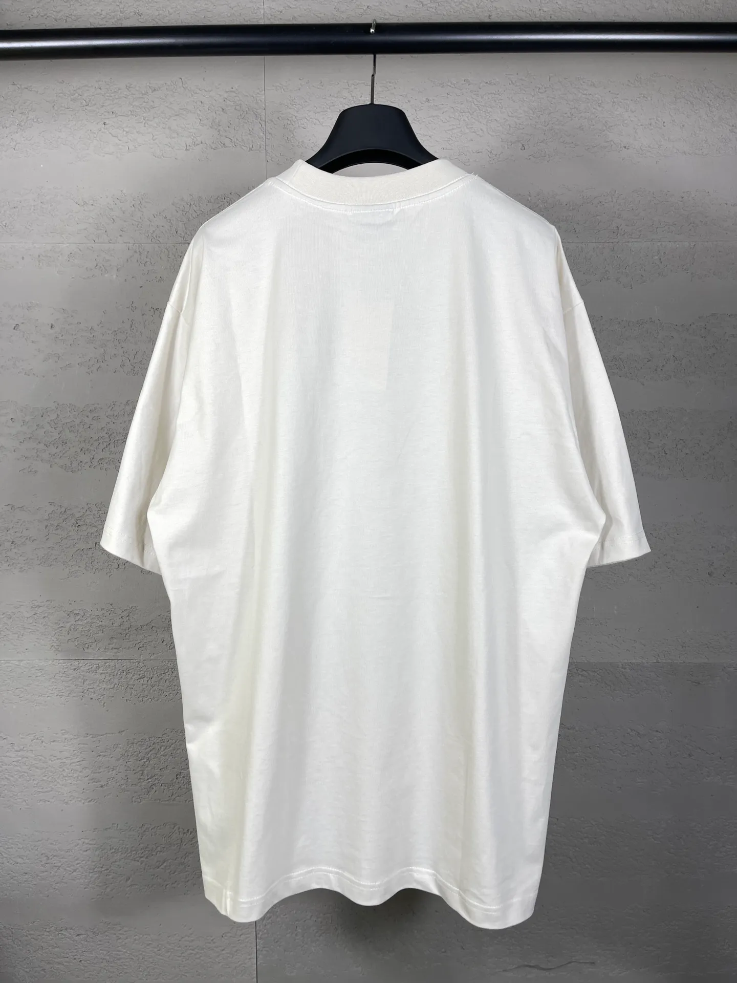 🅿️170 real photos [Top version. Official website quality] BALENCI*GA/Paris. 2024 new model. Paris and EREWHON cooperation series new model, brick cabinet synchronization. Genuine product developed in the first time, happy to print and compare! The fabric is made of Paris ZP custom-woven and dyed cotton double yarn. Weighing 260 grams, the cloth surface is clean. The cloth pattern is clear, soft and comfortable. The threads are dyed with no color difference. The classic LOGO is printed using environmentally friendly imported materials, with clear letters and a three-dimensional effect. Restore the brick cabinet. Different market currency, welcome to compare, the version adopts OS loose shoulder version. Same style for men and women Coding: BL233311 Color: black, apricot Size: XS to L