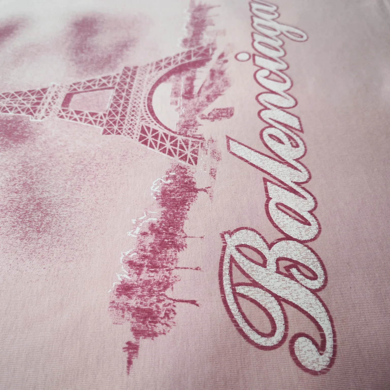 Top tested version BALENCIAGA Balenciaga 24 latest Paris Eiffel Tower inkjet graffiti hand-painted gradient color print washed distressed short-sleeved T-shirt The whole piece of fabric is washed before being cut, and the front and rear panels are printed using the imported Kornit direct-jet printing process. After the garment is washed twice, in order to get closer to the original effect, the master craftsman manually positions it, flattens it, applies ink and spray paint. The garment effect is more accurate and time-consuming and labor-intensive. The details are perfectly restored zp Exclusively woven and dyed 300g fabrics. Threads are dyed in the same vat with zero color difference. Different from the market currency. Comparison is welcome. Fabric: Customized imported high-weight tight double yarn fabric 300g, 100% cotton. Accessories: full set of customized accessories, packaging bags, tags, brand LOGO Sydney paper. Color: black blue pink. Size: XS--L P:310.