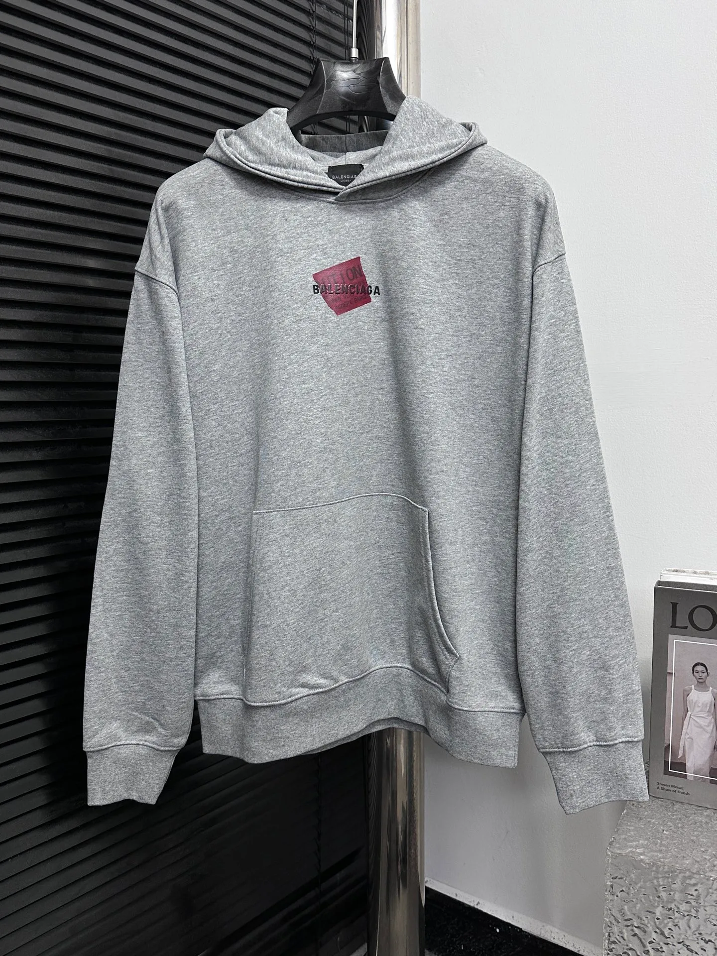 🅿️330 【BALENCIaGA】Paris small letter hooded sweatshirt. The fabric surface is clean. The fabric pattern is clear, soft and comfortable. The threads are dyed with no color difference. The tape is stamped with imported transparent glue. The effect is three-dimensional. Restore brick cabinets, adopt OS loose shoulder style. Same style for men and women. Size: S-XL