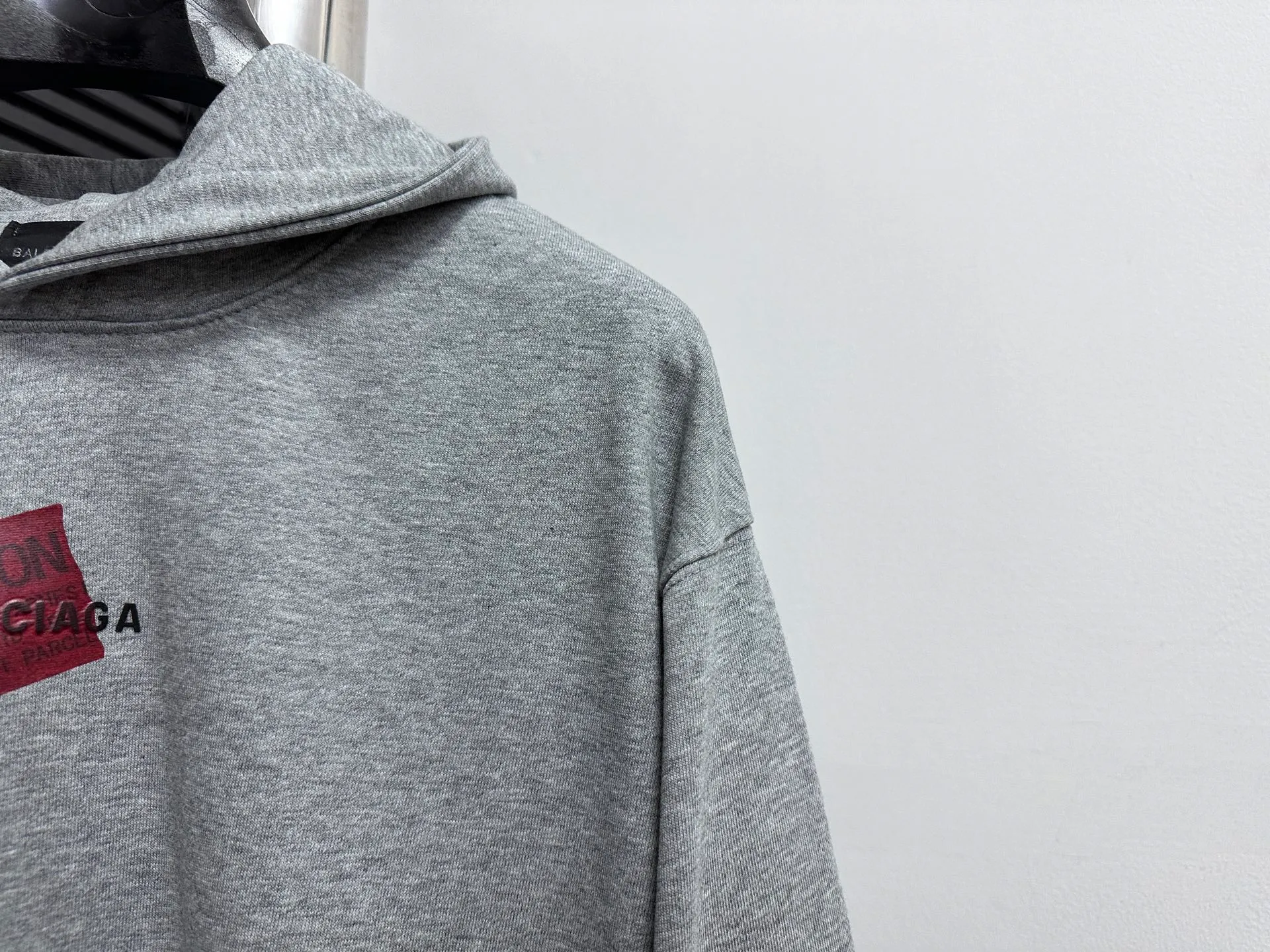 🅿️330 【BALENCIaGA】Paris small letter hooded sweatshirt. The fabric surface is clean. The fabric pattern is clear, soft and comfortable. The threads are dyed with no color difference. The tape is stamped with imported transparent glue. The effect is three-dimensional. Restore brick cabinets, adopt OS loose shoulder style. Same style for men and women. Size: S-XL