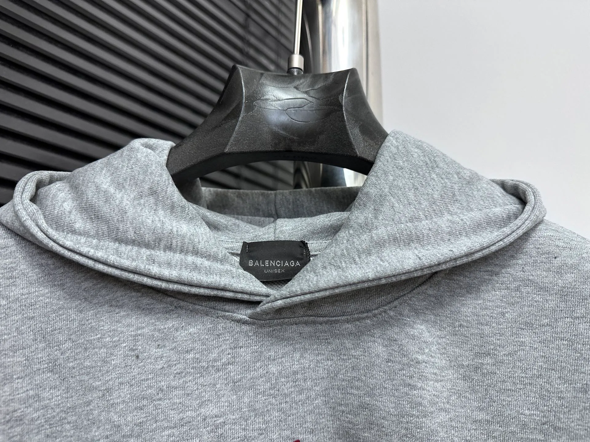 🅿️330 【BALENCIaGA】Paris small letter hooded sweatshirt. The fabric surface is clean. The fabric pattern is clear, soft and comfortable. The threads are dyed with no color difference. The tape is stamped with imported transparent glue. The effect is three-dimensional. Restore brick cabinets, adopt OS loose shoulder style. Same style for men and women. Size: S-XL