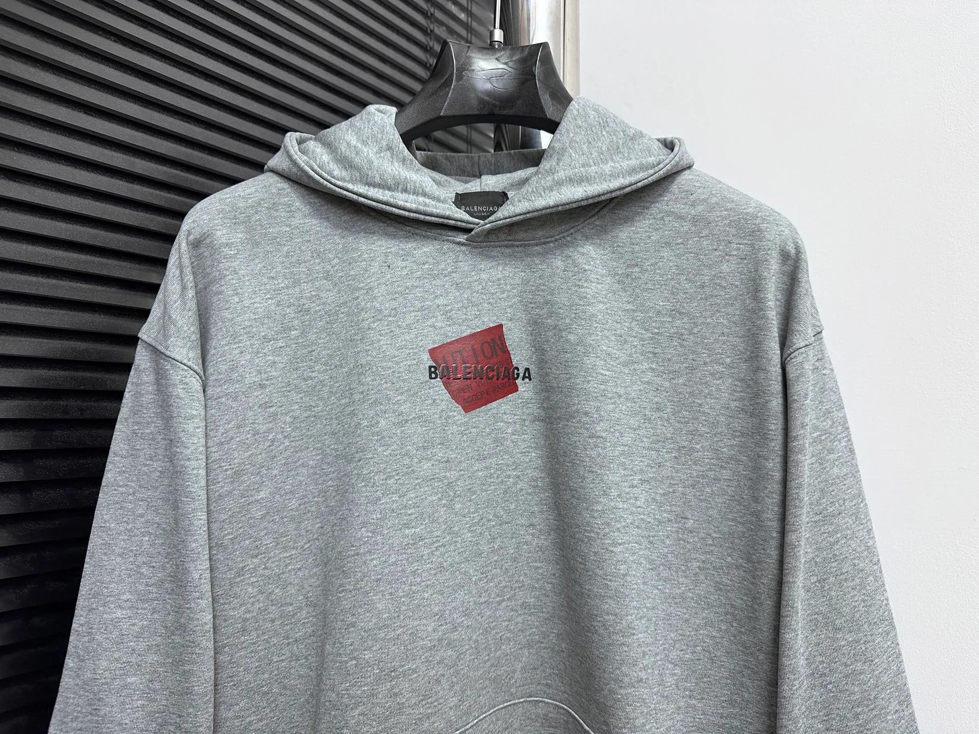 🅿️330 【BALENCIaGA】Paris small letter hooded sweatshirt. The fabric surface is clean. The fabric pattern is clear, soft and comfortable. The threads are dyed with no color difference. The tape is stamped with imported transparent glue. The effect is three-dimensional. Restore brick cabinets, adopt OS loose shoulder style. Same style for men and women. Size: S-XL