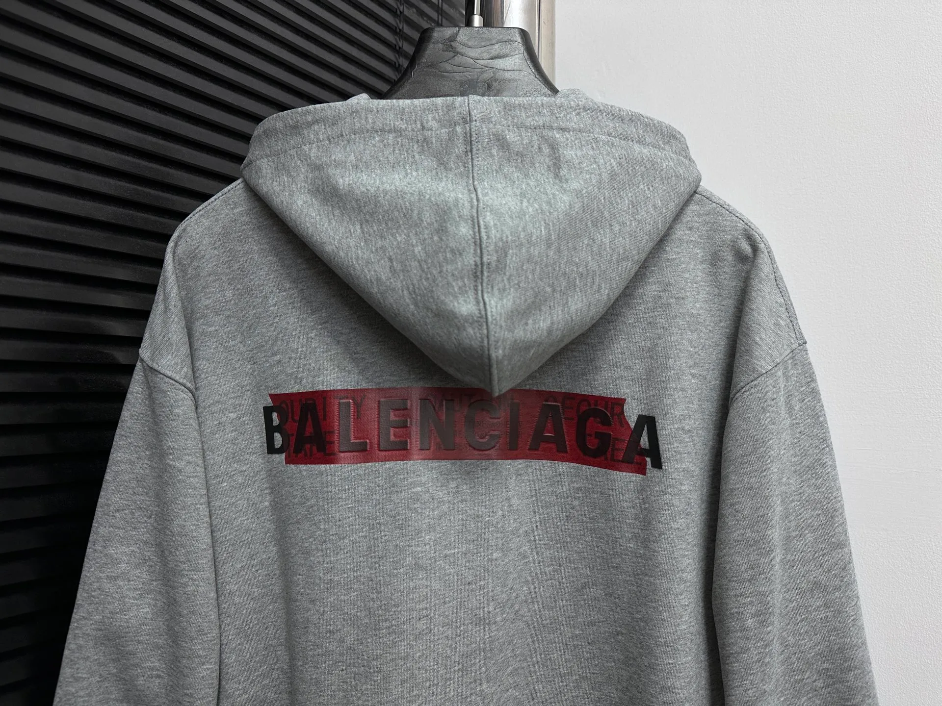 🅿️330 【BALENCIaGA】Paris small letter hooded sweatshirt. The fabric surface is clean. The fabric pattern is clear, soft and comfortable. The threads are dyed with no color difference. The tape is stamped with imported transparent glue. The effect is three-dimensional. Restore brick cabinets, adopt OS loose shoulder style. Same style for men and women. Size: S-XL