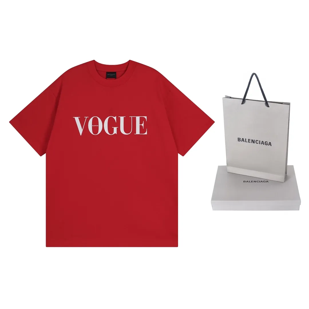🅿️186 real shots [Top version. Official website quality] BALENCI*GA/Paris. SS24 new Balenciaga Vogue co-branded series. Front and rear LOGO direct-printed short-sleeved T-shirt. Brick cabinet synchronization. Genuine product developed at the first time, happy to print and compare! The fabric is made of Paris ZP custom-woven and dyed cotton double yarn. Weighing 260 grams, the cloth surface is clean. The cloth pattern is clear, soft and comfortable. The threads are dyed with no color difference. The printing is made of environmentally friendly imported materials with direct inkjet printing. The pattern letters are clear and the effect is three-dimensional. The version adopts OS loose shoulder style. Same style for men and women. Code: BL223399 Color: black, red, off-white Size: XS S M L