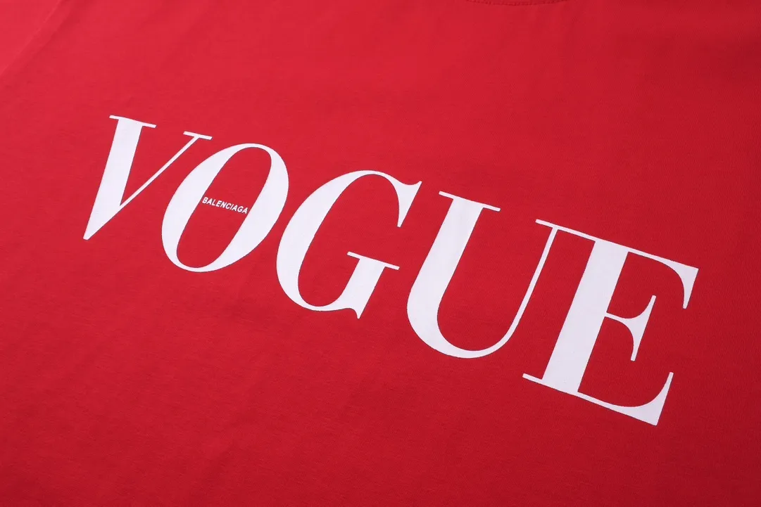🅿️186 real shots [Top version. Official website quality] BALENCI*GA/Paris. SS24 new Balenciaga Vogue co-branded series. Front and rear LOGO direct-printed short-sleeved T-shirt. Brick cabinet synchronization. Genuine product developed at the first time, happy to print and compare! The fabric is made of Paris ZP custom-woven and dyed cotton double yarn. Weighing 260 grams, the cloth surface is clean. The cloth pattern is clear, soft and comfortable. The threads are dyed with no color difference. The printing is made of environmentally friendly imported materials with direct inkjet printing. The pattern letters are clear and the effect is three-dimensional. The version adopts OS loose shoulder style. Same style for men and women. Code: BL223399 Color: black, red, off-white Size: XS S M L