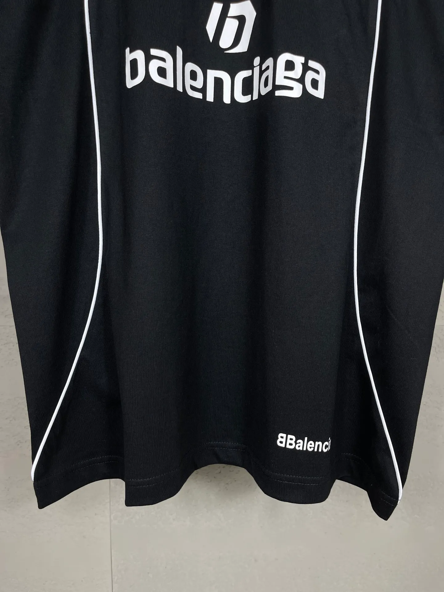 🅿️260 real photos [Top version. Official website quality] BALENCI*GA/Paris new joint football sportswear LOGO embroidered printed short-sleeved T-shirt# The whole piece of clothing is spliced ​​with multiple stitching edges. The craftsmanship is super complex and it is popular in different markets. Positive P is pure cotton cloth, not an ordinary healthy cloth. Welcome to compare🆚. The fabric is made of Paris ZP custom-woven and dyed cotton double yarn. Weighing 260 grams, the cloth surface is clean. The cloth pattern is clear, soft and comfortable. The threads are dyed with no color difference. The classic pattern embroidery is embroidered by Tajima imported embroidery machine, and the printing uses imported glue. The letters are clear, three-dimensional and without burrs. Jubie market produces pictures based on pictures. Welcome to compare. The version adopts OS loose shoulder version. Same style for men and women. Code: BL223338 Color: black, white, pink, fluorescent yellow, red, Size: XS to L