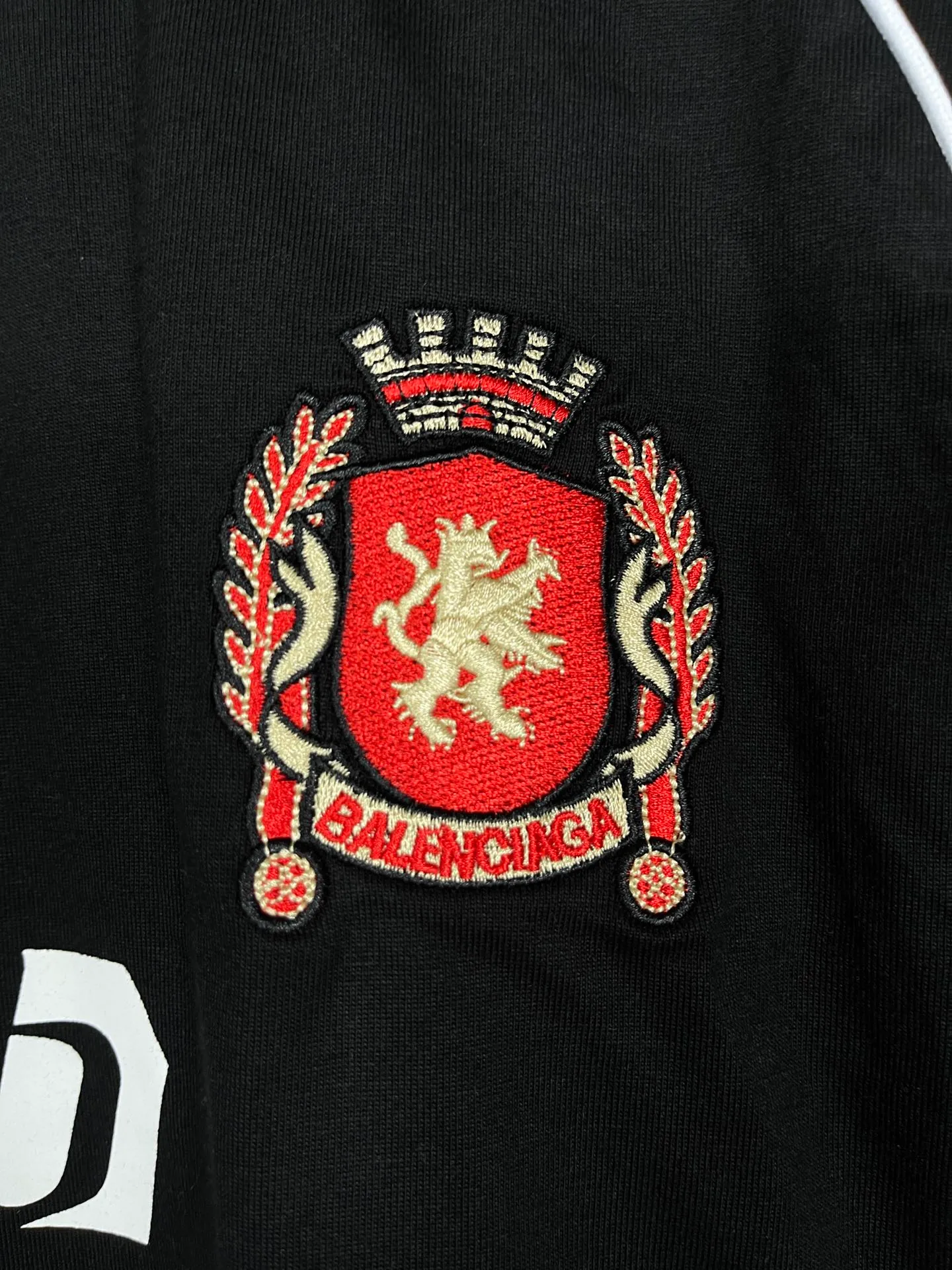 🅿️260 real photos [Top version. Official website quality] BALENCI*GA/Paris new joint football sportswear LOGO embroidered printed short-sleeved T-shirt# The whole piece of clothing is spliced ​​with multiple stitching edges. The craftsmanship is super complex and it is popular in different markets. Positive P is pure cotton cloth, not an ordinary healthy cloth. Welcome to compare🆚. The fabric is made of Paris ZP custom-woven and dyed cotton double yarn. Weighing 260 grams, the cloth surface is clean. The cloth pattern is clear, soft and comfortable. The threads are dyed with no color difference. The classic pattern embroidery is embroidered by Tajima imported embroidery machine, and the printing uses imported glue. The letters are clear, three-dimensional and without burrs. Jubie market produces pictures based on pictures. Welcome to compare. The version adopts OS loose shoulder version. Same style for men and women. Code: BL223338 Color: black, white, pink, fluorescent yellow, red, Size: XS to L