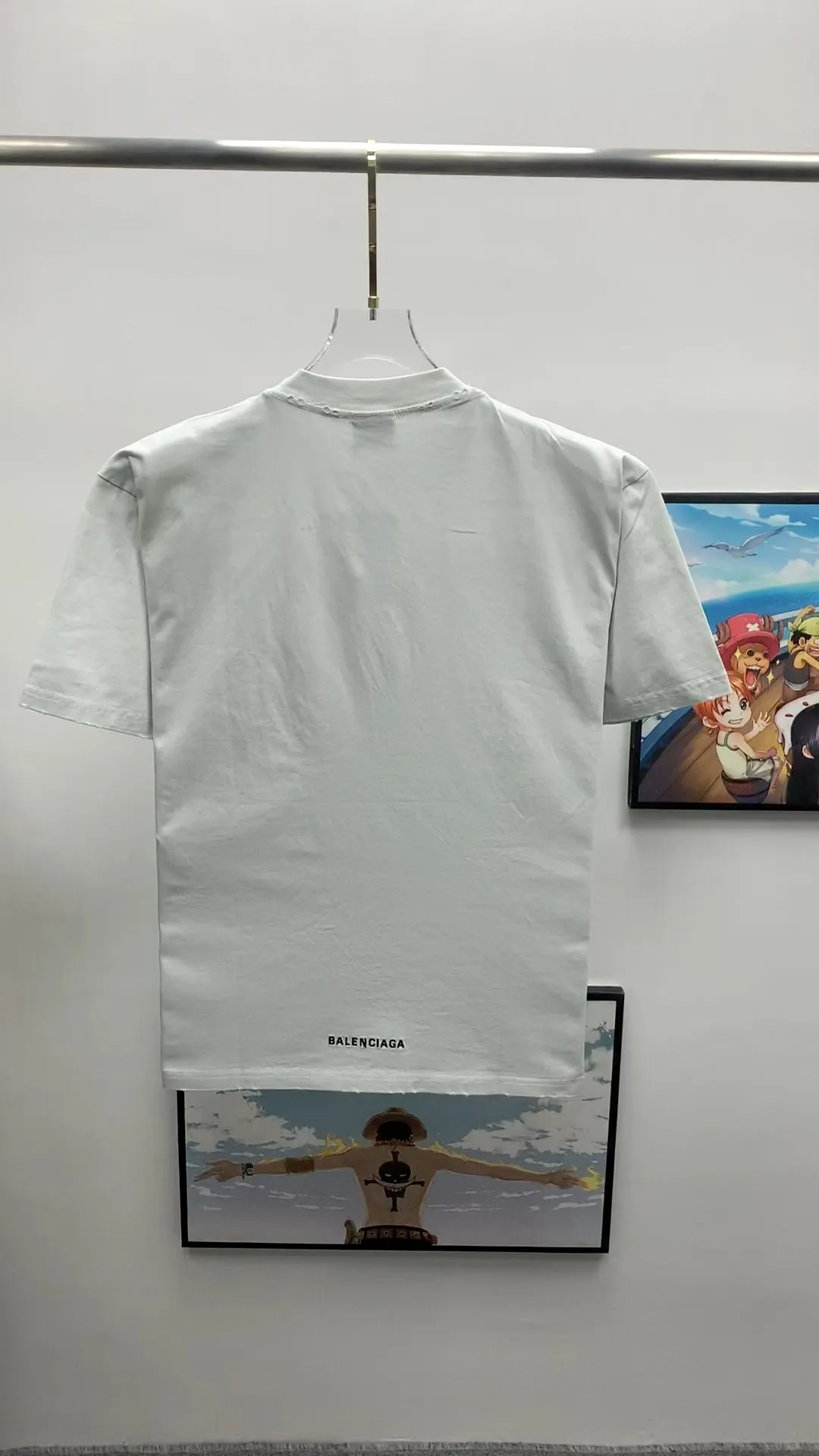 Real shot video on the back————The top tested version of BALENCIAGA's "Tanabata Little Love" printed short-sleeved T-shirt of the same style for male and female couple stars. The front is decorated with ie t'aime art work embroidery | The bottom of the back is decorated with brand logo embroidery | Distressed effect. Combed cotton is more durable than cotton. Combed cotton fabrics are durable and washable. They use better quality cotton, so the fabrics are not prone to pilling.  The new plate-making process that imitates hand embroidery has the rough feel of hand embroidery, and the stitching method is adjusted according to the original pattern. After embroidery, the stitching technique is imitated by hand embroidery, and the smooth curves highlight the embroidery effect.  The main body of the logo pattern is precision stitched; the embroidery is very fine and dense. Linen embroidery thread is used combined with dense processing to increase the three-dimensional effect, and the embroidery body has a subtle matte visual texture. Color: red black white P:260 Size: S--XL