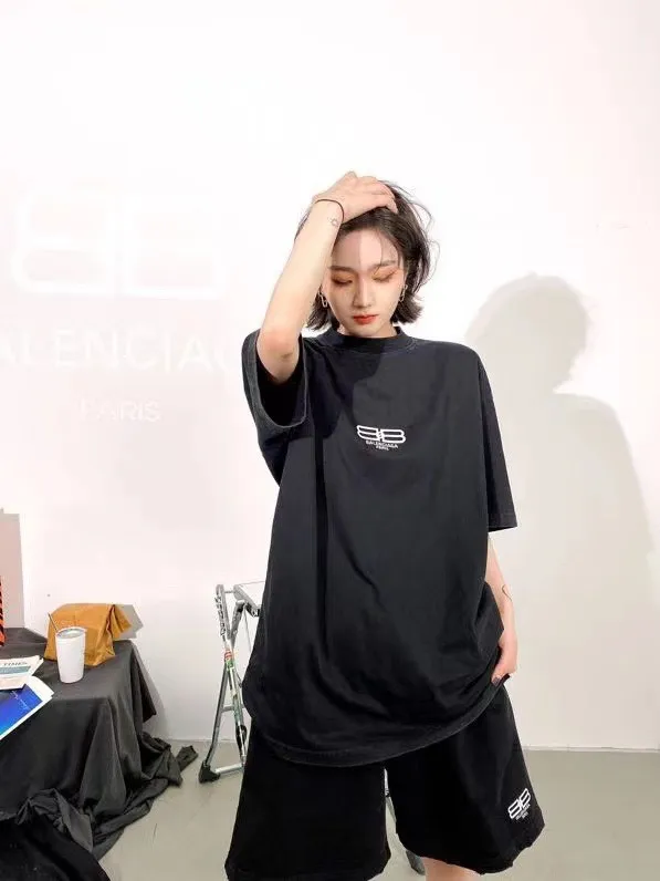 ♻️💯Upper body reference model picture❤️The top tested version Balenciaga/Balenciaga 2023ss spring new BB lock letter embroidered round neck pullover T-shirt, B’s single product appearance is undoubtedly outstanding, and it will definitely attract attention when paired with a couple’s style! Fashionable, relaxed and stylish, the atmosphere suddenly fills up~ It is made of 280g double-ply double-yarn plain cotton loose fabric. Good fabrics give us the intuitive feeling that they are high-end, comfortable, soft, delicate and sinewy. Even if you don’t understand fabrics, the touch can give you a new feeling! The design is also really eye-catching. The co-branded print makes the overall look simple and elegant, high-end and fashionable ~ The BB lock letter embroidery design on the chest breaks the boring and boring design of previous years and makes it more youthful and fashionable, adding a trendy style that keeps pace with the times! An item with obvious high street style, OS loose fit cutting design, and the upper body is very durable. This short-sleeved shirt can definitely add a lot of color to your outfit, and also provide you with more charm and temptation in your daily life. Size: XS-L Color: black, off-white P:240