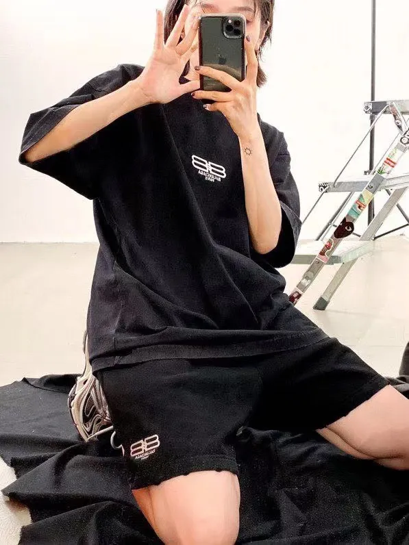♻️💯Upper body reference model picture❤️The top tested version Balenciaga/Balenciaga 2023ss spring new BB lock letter embroidered round neck pullover T-shirt, B’s single product appearance is undoubtedly outstanding, and it will definitely attract attention when paired with a couple’s style! Fashionable, relaxed and stylish, the atmosphere suddenly fills up~ It is made of 280g double-ply double-yarn plain cotton loose fabric. Good fabrics give us the intuitive feeling that they are high-end, comfortable, soft, delicate and sinewy. Even if you don’t understand fabrics, the touch can give you a new feeling! The design is also really eye-catching. The co-branded print makes the overall look simple and elegant, high-end and fashionable ~ The BB lock letter embroidery design on the chest breaks the boring and boring design of previous years and makes it more youthful and fashionable, adding a trendy style that keeps pace with the times! An item with obvious high street style, OS loose fit cutting design, and the upper body is very durable. This short-sleeved shirt can definitely add a lot of color to your outfit, and also provide you with more charm and temptation in your daily life. Size: XS-L Color: black, off-white P:240