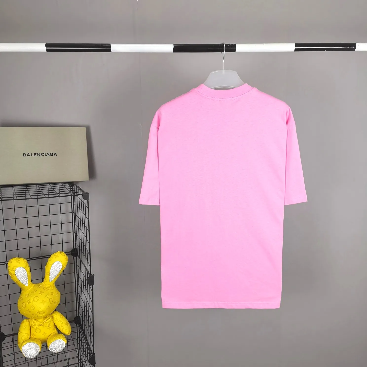 [Gift for Valentine's Day] It can be paired with a gift box. Balenciaga BALENCIAGA sandy pink PARIS is the same trendy brand for male and female couples, pure cotton, loose and breathable short-sleeves. You said that after seeing this color, which girl is not attracted by it? I really love this Sha Pei powder. It took half a month to adjust the color of the fabric in a vat, just to ensure that there is no color difference at all, and to ensure that it is consistent with the counter, and there is no color difference in comparison. When a girl puts it on, the pink color is as tender as a budding cherry blossom, showing youthful vitality. The fabric is made of 26S 280g fabric, and the printing uses Kornit digital single-color direct printing, which is neat and toothless. Color: Sharpei Pink Size: XS-L P:260