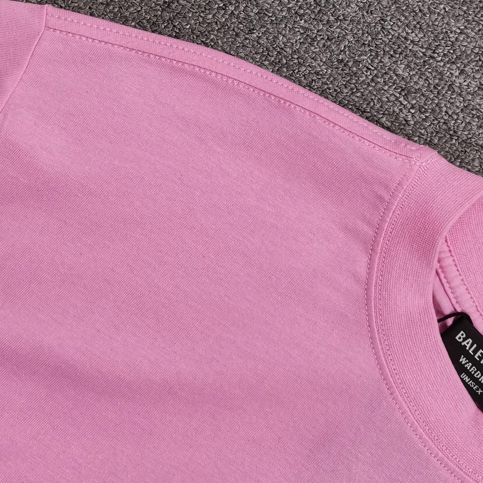 [Gift for Valentine's Day] It can be paired with a gift box. Balenciaga BALENCIAGA sandy pink PARIS is the same trendy brand for male and female couples, pure cotton, loose and breathable short-sleeves. You said that after seeing this color, which girl is not attracted by it? I really love this Sha Pei powder. It took half a month to adjust the color of the fabric in a vat, just to ensure that there is no color difference at all, and to ensure that it is consistent with the counter, and there is no color difference in comparison. When a girl puts it on, the pink color is as tender as a budding cherry blossom, showing youthful vitality. The fabric is made of 26S 280g fabric, and the printing uses Kornit digital single-color direct printing, which is neat and toothless. Color: Sharpei Pink Size: XS-L P:260