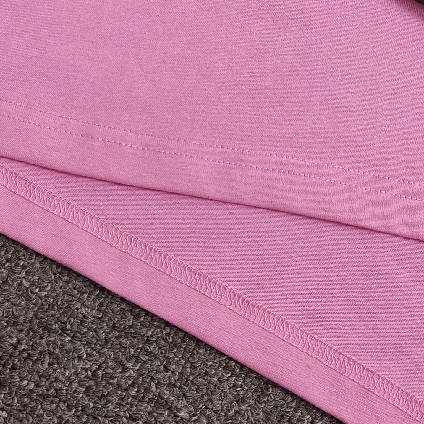 [Gift for Valentine's Day] It can be paired with a gift box. Balenciaga BALENCIAGA sandy pink PARIS is the same trendy brand for male and female couples, pure cotton, loose and breathable short-sleeves. You said that after seeing this color, which girl is not attracted by it? I really love this Sha Pei powder. It took half a month to adjust the color of the fabric in a vat, just to ensure that there is no color difference at all, and to ensure that it is consistent with the counter, and there is no color difference in comparison. When a girl puts it on, the pink color is as tender as a budding cherry blossom, showing youthful vitality. The fabric is made of 26S 280g fabric, and the printing uses Kornit digital single-color direct printing, which is neat and toothless. Color: Sharpei Pink Size: XS-L P:260