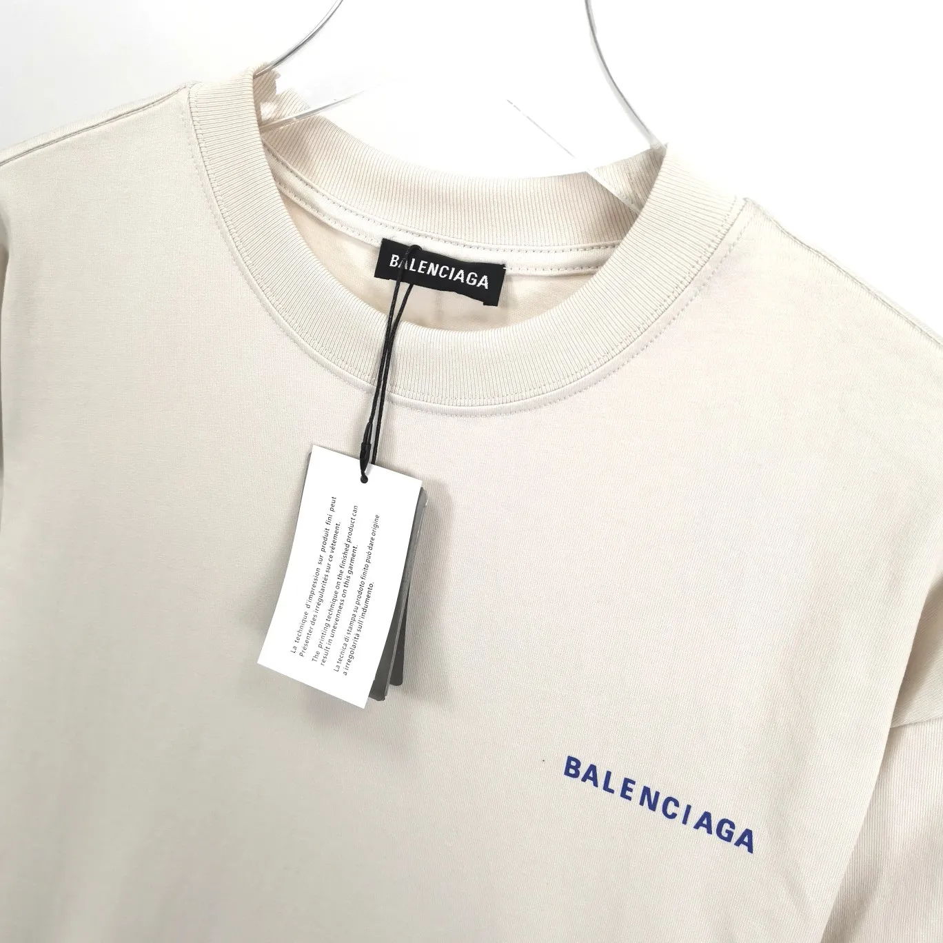 The top tested version of BALENCIAGA with large LOGO basic letters on the back, pure cotton loose fit for male and female couples, the same fashion brand high-end short-sleeved T-shirt. The god of simplicity in Paris, a volume sought after by many stars. Lisa’s favorite basic short-sleeved Paris style, which has a very high appearance rate. Wear alone, paired with jeans, shorts, and sweatpants, it's a versatile style. Xiaohongshu, a hot item on INS, a must-have for Paris fans.  The printing uses white glue as a base, coupled with Kornit direct injection, which ensures the anchorage of the printing and machine washing without any pressure. However, everyone should pay attention to something. The printing of this model is not thick glue, and the printing surface is not shiny. Please pay attention to the importance of version. Don't make a pattern based on the pictures. If you don't have the original version, you won't be able to make it look one to one like the original version. At most, you can just make a look. It's just a piece of clothing without a soul. The fabric is made of 24S 260g double yarn pure cotton fabric. The threads and fabric are custom woven and dyed in the same style, without color difference.  A complete set of customized tags, collar tags, washed, plastic bags, and most importantly, a complete set of bags, tag codes, and codes are all authentic.  Color: White, Black, Royal Blue, Apricot, Floral Gray, Pink Size: XS-L P:240