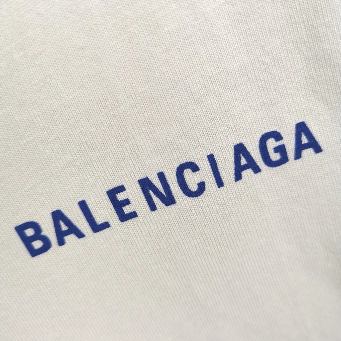 The top tested version of BALENCIAGA with large LOGO basic letters on the back, pure cotton loose fit for male and female couples, the same fashion brand high-end short-sleeved T-shirt. The god of simplicity in Paris, a volume sought after by many stars. Lisa’s favorite basic short-sleeved Paris style, which has a very high appearance rate. Wear alone, paired with jeans, shorts, and sweatpants, it's a versatile style. Xiaohongshu, a hot item on INS, a must-have for Paris fans.  The printing uses white glue as a base, coupled with Kornit direct injection, which ensures the anchorage of the printing and machine washing without any pressure. However, everyone should pay attention to something. The printing of this model is not thick glue, and the printing surface is not shiny. Please pay attention to the importance of version. Don't make a pattern based on the pictures. If you don't have the original version, you won't be able to make it look one to one like the original version. At most, you can just make a look. It's just a piece of clothing without a soul. The fabric is made of 24S 260g double yarn pure cotton fabric. The threads and fabric are custom woven and dyed in the same style, without color difference.  A complete set of customized tags, collar tags, washed, plastic bags, and most importantly, a complete set of bags, tag codes, and codes are all authentic.  Color: White, Black, Royal Blue, Apricot, Floral Gray, Pink Size: XS-L P:240