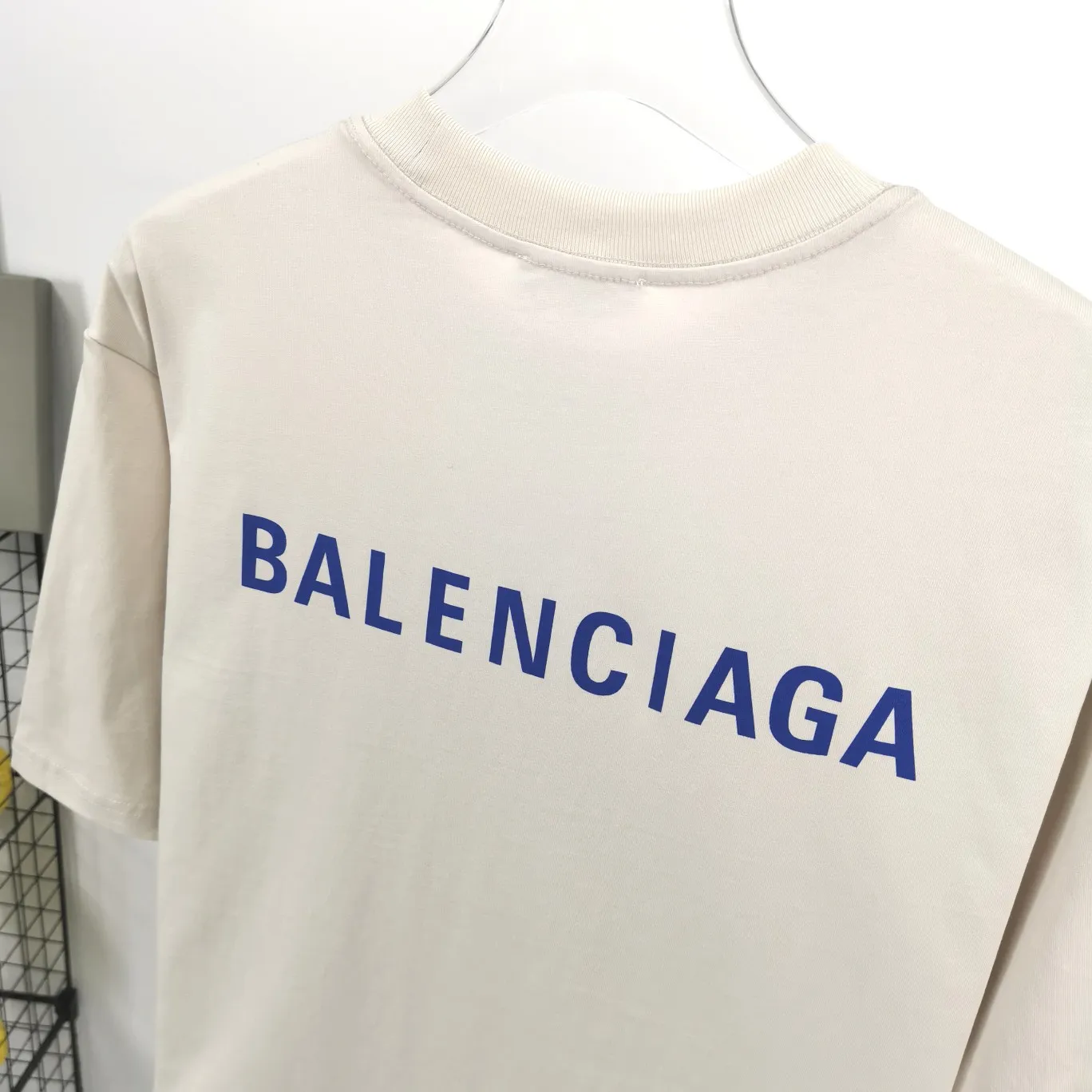 The top tested version of BALENCIAGA with large LOGO basic letters on the back, pure cotton loose fit for male and female couples, the same fashion brand high-end short-sleeved T-shirt. The god of simplicity in Paris, a volume sought after by many stars. Lisa’s favorite basic short-sleeved Paris style, which has a very high appearance rate. Wear alone, paired with jeans, shorts, and sweatpants, it's a versatile style. Xiaohongshu, a hot item on INS, a must-have for Paris fans.  The printing uses white glue as a base, coupled with Kornit direct injection, which ensures the anchorage of the printing and machine washing without any pressure. However, everyone should pay attention to something. The printing of this model is not thick glue, and the printing surface is not shiny. Please pay attention to the importance of version. Don't make a pattern based on the pictures. If you don't have the original version, you won't be able to make it look one to one like the original version. At most, you can just make a look. It's just a piece of clothing without a soul. The fabric is made of 24S 260g double yarn pure cotton fabric. The threads and fabric are custom woven and dyed in the same style, without color difference.  A complete set of customized tags, collar tags, washed, plastic bags, and most importantly, a complete set of bags, tag codes, and codes are all authentic.  Color: White, Black, Royal Blue, Apricot, Floral Gray, Pink Size: XS-L P:240
