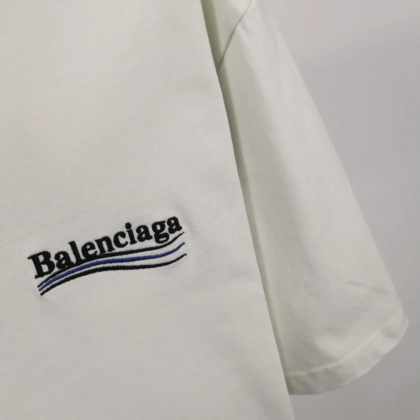 [New arrival] The top tested version of Balenciaga BALENCIAGA Cola Malone embroidery printed male and female couple star same style short-sleeved T-shirt in three colors, guaranteed to be the same as the original fabric, no color difference! Customized dyeing in a package! INS, Xiaohongshu’s popular style, classics that never fade away! The king of orders in Spain, the fried chicken is highly recommended! 32S 280g pure cotton double yarn fabric, comfortable and wide! Full of drape! The printing uses Tajima embroidery machine imported from Japan, which is known as the fighter among embroidery machines. The embroidery is meticulous, with no threads or skipped threads, the printing and embroidery are full and fine, and the letter spacing is consistent with ZP! Wearing it gives you full confidence and peace of mind! The labels and washes are all correct! On behalf of G at the same level! Consistent packaging at the counter!  Size: XS-L Color: Beige, taro purple, active gray, light hemp gray P:260