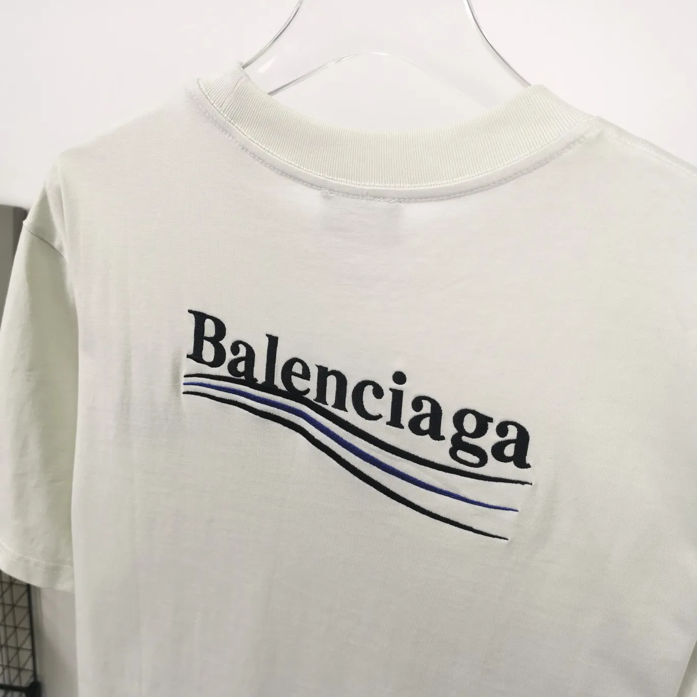 [New arrival] The top tested version of Balenciaga BALENCIAGA Cola Malone embroidery printed male and female couple star same style short-sleeved T-shirt in three colors, guaranteed to be the same as the original fabric, no color difference! Customized dyeing in a package! INS, Xiaohongshu’s popular style, classics that never fade away! The king of orders in Spain, the fried chicken is highly recommended! 32S 280g pure cotton double yarn fabric, comfortable and wide! Full of drape! The printing uses Tajima embroidery machine imported from Japan, which is known as the fighter among embroidery machines. The embroidery is meticulous, with no threads or skipped threads, the printing and embroidery are full and fine, and the letter spacing is consistent with ZP! Wearing it gives you full confidence and peace of mind! The labels and washes are all correct! On behalf of G at the same level! Consistent packaging at the counter!  Size: XS-L Color: Beige, taro purple, active gray, light hemp gray P:260