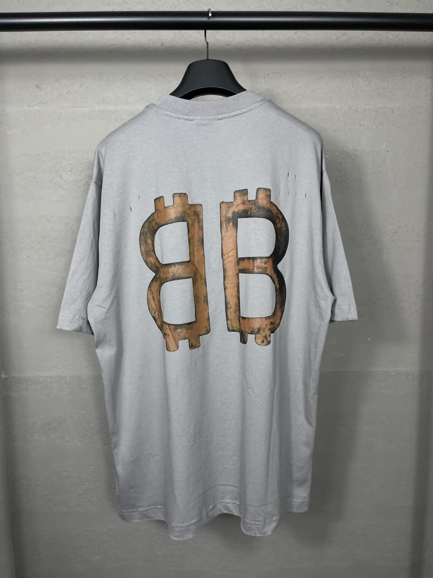🅿️200 real photos [Top version. Official website quality] BALENCI*GA/Paris. 2023 latest mud hand-painted worn distressed short-sleeved T-shirt. Brick cabinet synchronization. ⚠️Difference in market currency. YB development. Color system is black and blue. Worn. Hand-painted consistent with ZP,‼ ️The fabric is made of Paris ZP custom-woven and dyed 100% double yarn compact cotton. The weight is 260 grams. The cloth surface is clean. The cloth pattern is clear, soft and comfortable. The threads are dyed with no color difference. Ready-made garments are hand-painted, worn, and distressed, with heavy craftsmanship. Comparisons welcome. The version adopts OS loose shoulder design. Same style for men and women. Code: BL223202 Color: black blue, off-white, smoky gray, royal blue. Size: XS to L