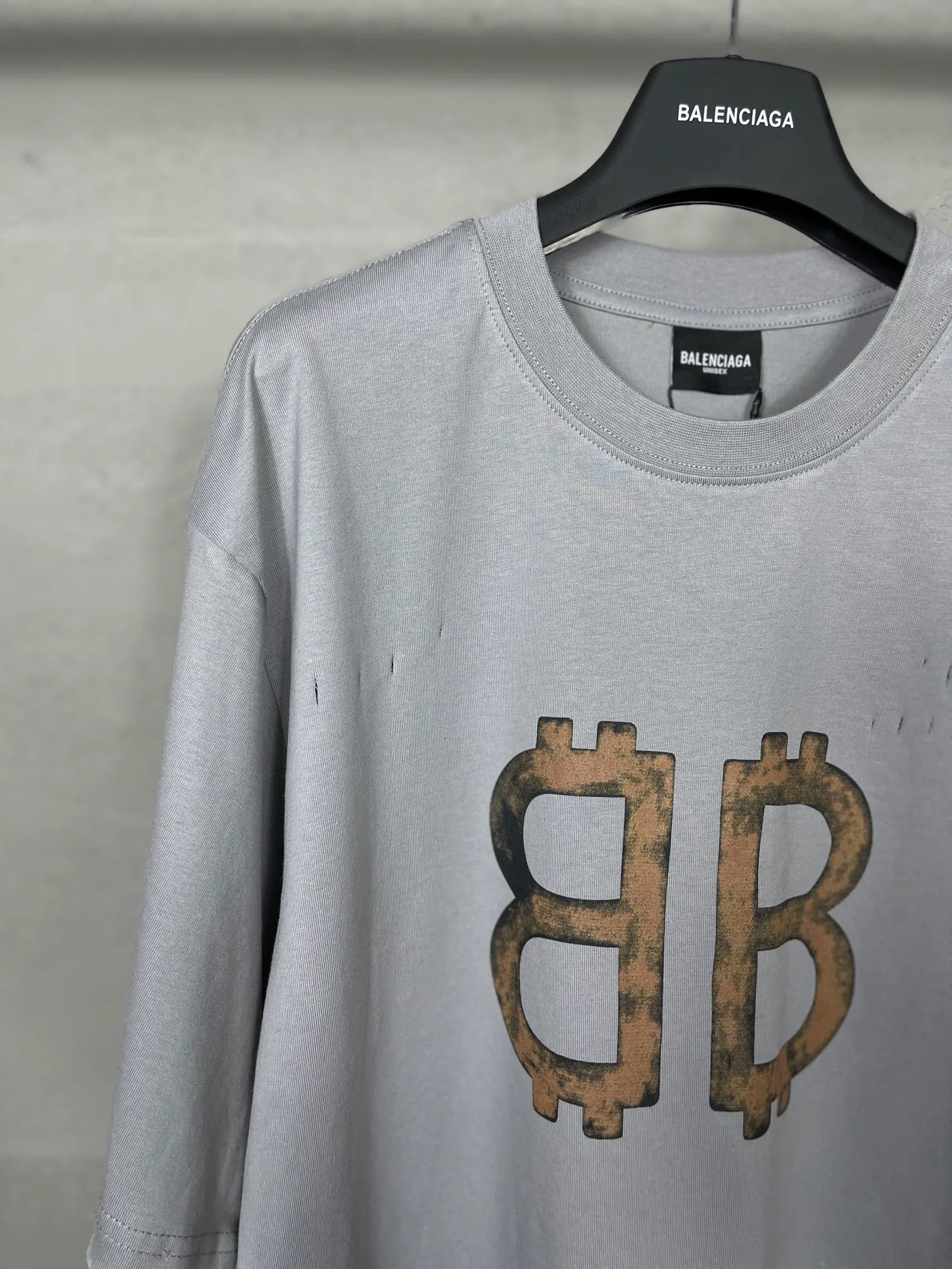 🅿️200 real photos [Top version. Official website quality] BALENCI*GA/Paris. 2023 latest mud hand-painted worn distressed short-sleeved T-shirt. Brick cabinet synchronization. ⚠️Difference in market currency. YB development. Color system is black and blue. Worn. Hand-painted consistent with ZP,‼ ️The fabric is made of Paris ZP custom-woven and dyed 100% double yarn compact cotton. The weight is 260 grams. The cloth surface is clean. The cloth pattern is clear, soft and comfortable. The threads are dyed with no color difference. Ready-made garments are hand-painted, worn, and distressed, with heavy craftsmanship. Comparisons welcome. The version adopts OS loose shoulder design. Same style for men and women. Code: BL223202 Color: black blue, off-white, smoky gray, royal blue. Size: XS to L