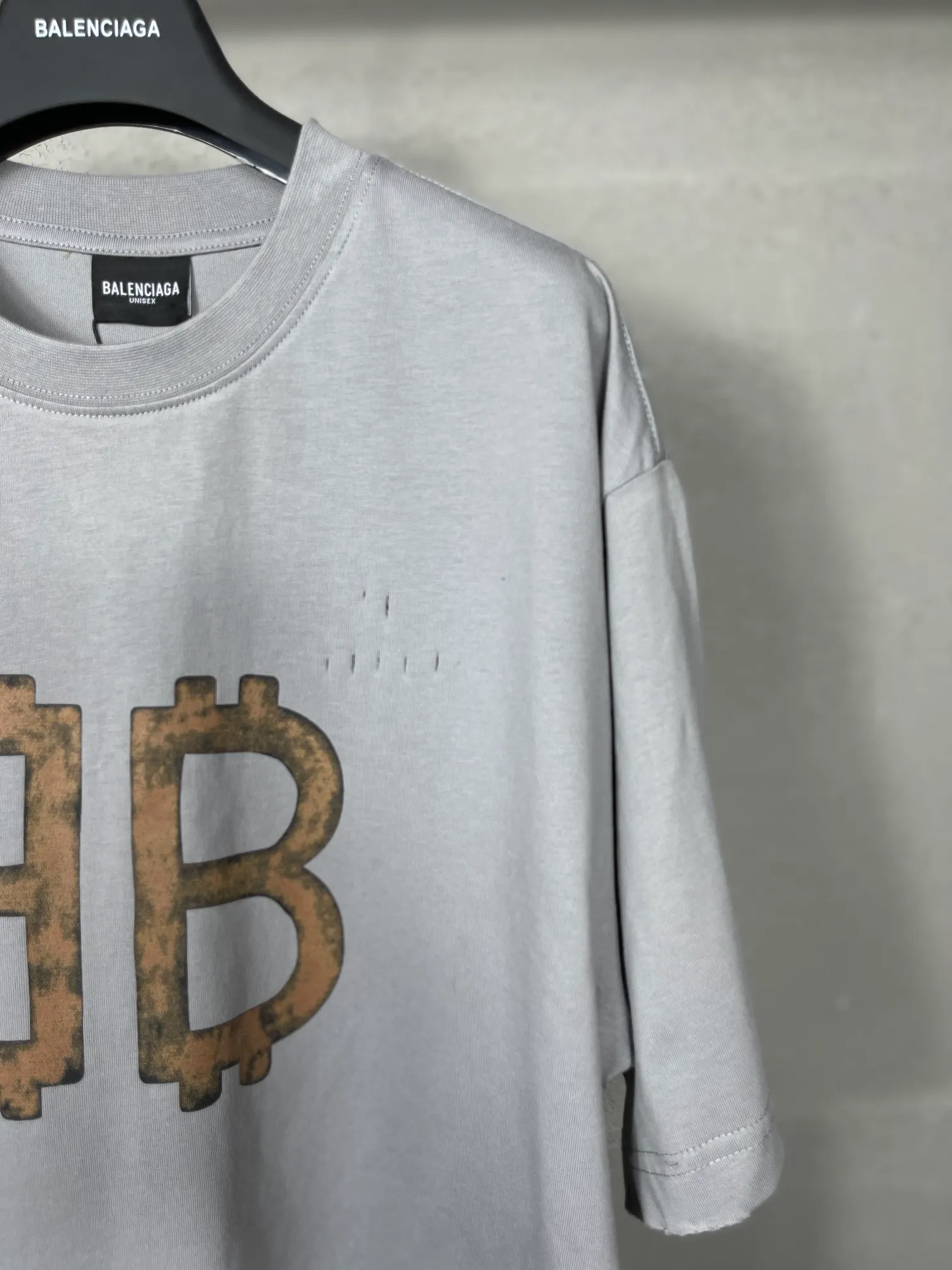 🅿️200 real photos [Top version. Official website quality] BALENCI*GA/Paris. 2023 latest mud hand-painted worn distressed short-sleeved T-shirt. Brick cabinet synchronization. ⚠️Difference in market currency. YB development. Color system is black and blue. Worn. Hand-painted consistent with ZP,‼ ️The fabric is made of Paris ZP custom-woven and dyed 100% double yarn compact cotton. The weight is 260 grams. The cloth surface is clean. The cloth pattern is clear, soft and comfortable. The threads are dyed with no color difference. Ready-made garments are hand-painted, worn, and distressed, with heavy craftsmanship. Comparisons welcome. The version adopts OS loose shoulder design. Same style for men and women. Code: BL223202 Color: black blue, off-white, smoky gray, royal blue. Size: XS to L