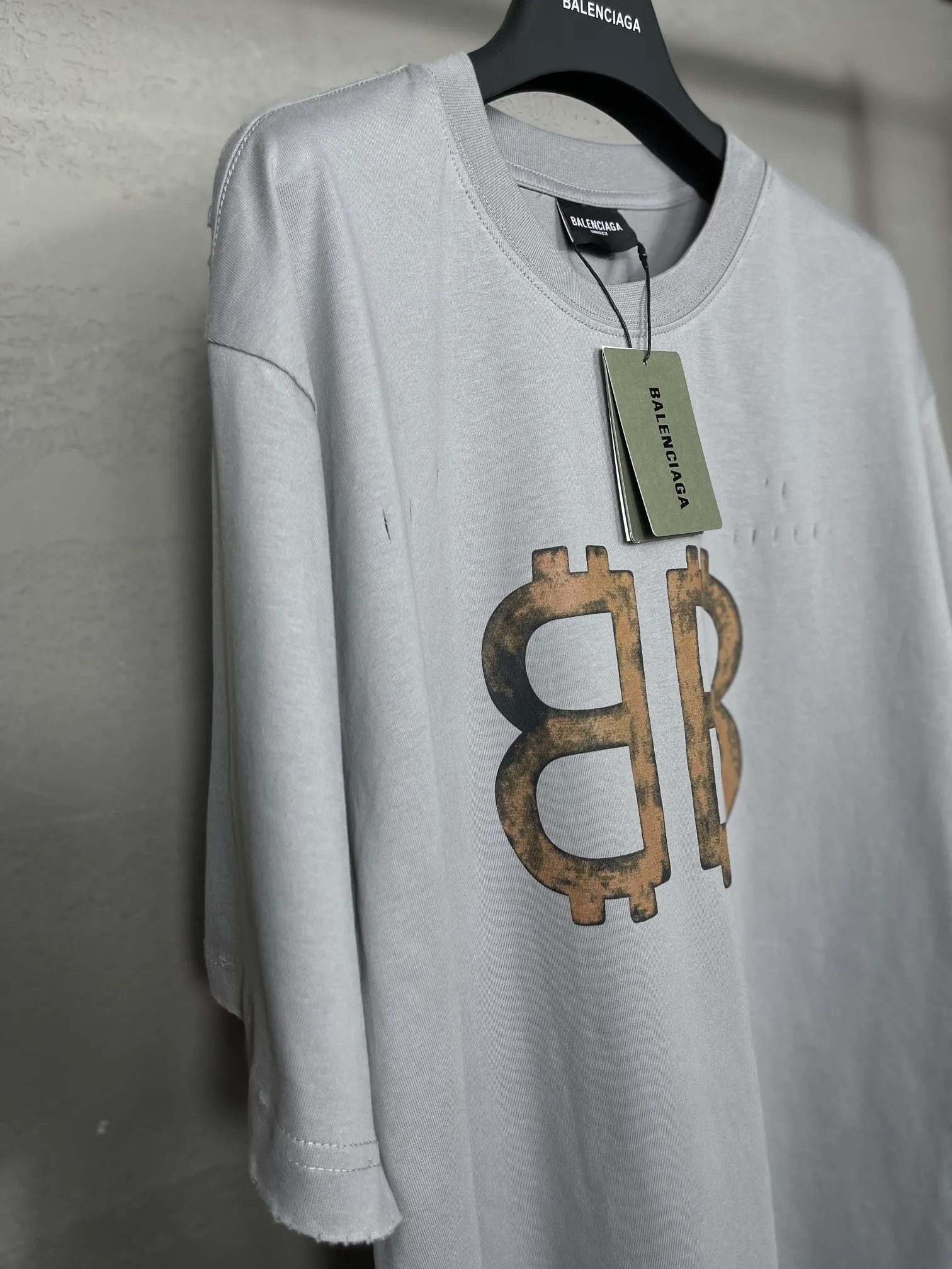 🅿️200 real photos [Top version. Official website quality] BALENCI*GA/Paris. 2023 latest mud hand-painted worn distressed short-sleeved T-shirt. Brick cabinet synchronization. ⚠️Difference in market currency. YB development. Color system is black and blue. Worn. Hand-painted consistent with ZP,‼ ️The fabric is made of Paris ZP custom-woven and dyed 100% double yarn compact cotton. The weight is 260 grams. The cloth surface is clean. The cloth pattern is clear, soft and comfortable. The threads are dyed with no color difference. Ready-made garments are hand-painted, worn, and distressed, with heavy craftsmanship. Comparisons welcome. The version adopts OS loose shoulder design. Same style for men and women. Code: BL223202 Color: black blue, off-white, smoky gray, royal blue. Size: XS to L