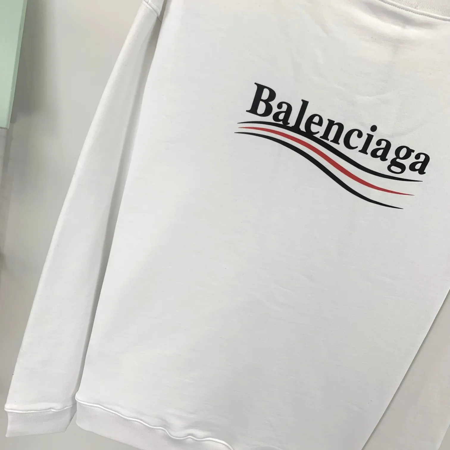 Spring and autumn top-notch proven version of Balenciaga's classic loose-fitting unisex pure cotton round-neck sweatshirt. Custom-made fabrics and printed accessories are reproduced one-to-one. The fabric surface is treated with dust-free woolen craftsmanship, and the shoulder and chain seams are made of 0.8cm bundled strips inside. The special machine-edged double chain-wrapped thread-stitched pure cotton is here to explain why mine is dozens of yuan more expensive than others: 1. Each model is produced by the company. The details of the workmanship and fabrics are consistent with the original ones. There is no color difference between the ones at the counters. Guaranteed no color difference. Replicas are not scary. Whoever is fake is embarrassed. It’s not shameful to make a replica, it’s shameful if you can’t buy the correct version if you make a replica. All of my series can be found in all major places and will be absolutely stunning!  2. The fabric is made of 460 Paris special fabric. No one can make it better than mine. There is really no way to compare with the ordinary version on the market. Respect it. It is authentic and costs thousands of dollars. Don’t go for the quality of street stalls. 3. The workmanship is fully restored and the packaging is fully restored. 4. I guarantee here that this is the highest quality you can find. Size: XS-L Color: haze blue, navy blue, white P:350