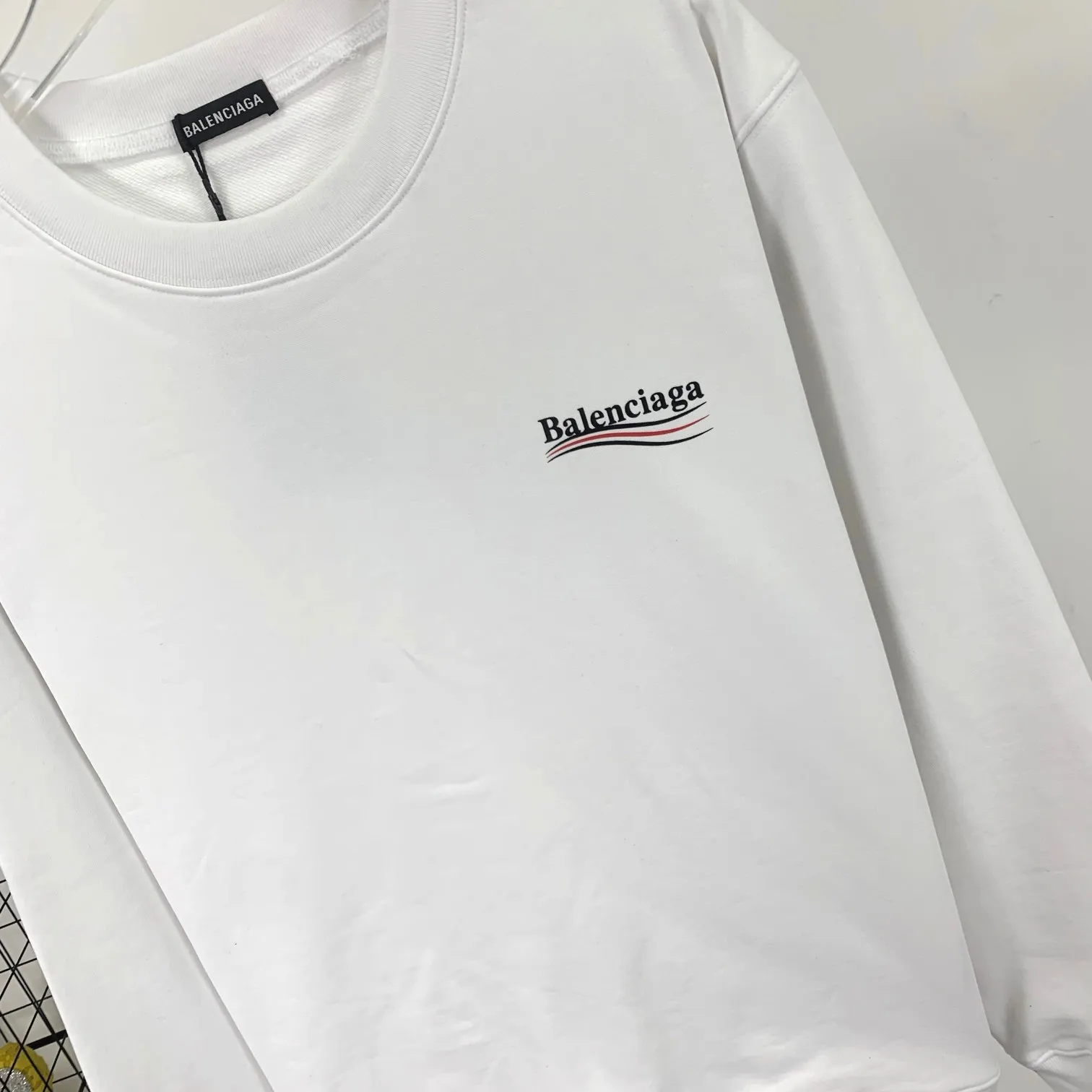Spring and autumn top-notch proven version of Balenciaga's classic loose-fitting unisex pure cotton round-neck sweatshirt. Custom-made fabrics and printed accessories are reproduced one-to-one. The fabric surface is treated with dust-free woolen craftsmanship, and the shoulder and chain seams are made of 0.8cm bundled strips inside. The special machine-edged double chain-wrapped thread-stitched pure cotton is here to explain why mine is dozens of yuan more expensive than others: 1. Each model is produced by the company. The details of the workmanship and fabrics are consistent with the original ones. There is no color difference between the ones at the counters. Guaranteed no color difference. Replicas are not scary. Whoever is fake is embarrassed. It’s not shameful to make a replica, it’s shameful if you can’t buy the correct version if you make a replica. All of my series can be found in all major places and will be absolutely stunning!  2. The fabric is made of 460 Paris special fabric. No one can make it better than mine. There is really no way to compare with the ordinary version on the market. Respect it. It is authentic and costs thousands of dollars. Don’t go for the quality of street stalls. 3. The workmanship is fully restored and the packaging is fully restored. 4. I guarantee here that this is the highest quality you can find. Size: XS-L Color: haze blue, navy blue, white P:350