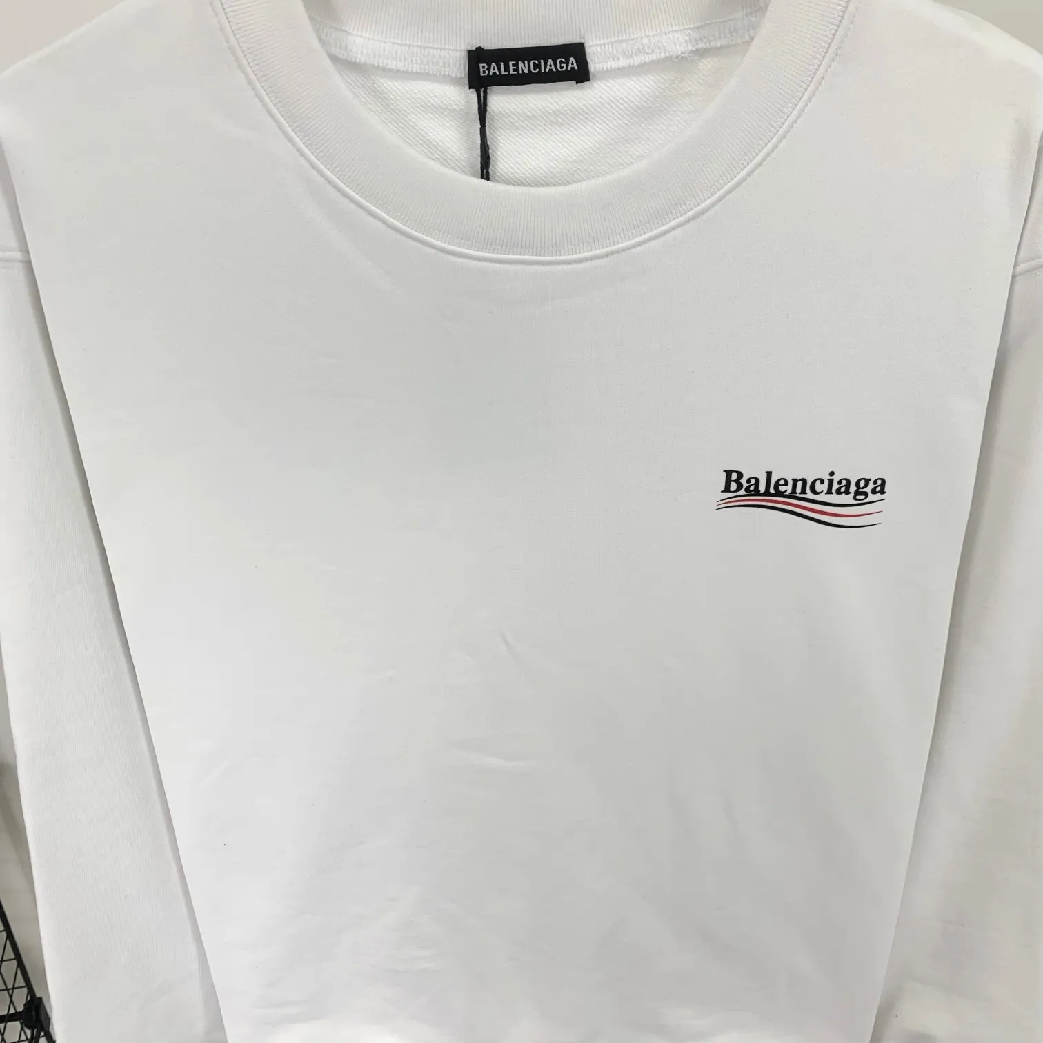 Spring and autumn top-notch proven version of Balenciaga's classic loose-fitting unisex pure cotton round-neck sweatshirt. Custom-made fabrics and printed accessories are reproduced one-to-one. The fabric surface is treated with dust-free woolen craftsmanship, and the shoulder and chain seams are made of 0.8cm bundled strips inside. The special machine-edged double chain-wrapped thread-stitched pure cotton is here to explain why mine is dozens of yuan more expensive than others: 1. Each model is produced by the company. The details of the workmanship and fabrics are consistent with the original ones. There is no color difference between the ones at the counters. Guaranteed no color difference. Replicas are not scary. Whoever is fake is embarrassed. It’s not shameful to make a replica, it’s shameful if you can’t buy the correct version if you make a replica. All of my series can be found in all major places and will be absolutely stunning!  2. The fabric is made of 460 Paris special fabric. No one can make it better than mine. There is really no way to compare with the ordinary version on the market. Respect it. It is authentic and costs thousands of dollars. Don’t go for the quality of street stalls. 3. The workmanship is fully restored and the packaging is fully restored. 4. I guarantee here that this is the highest quality you can find. Size: XS-L Color: haze blue, navy blue, white P:350