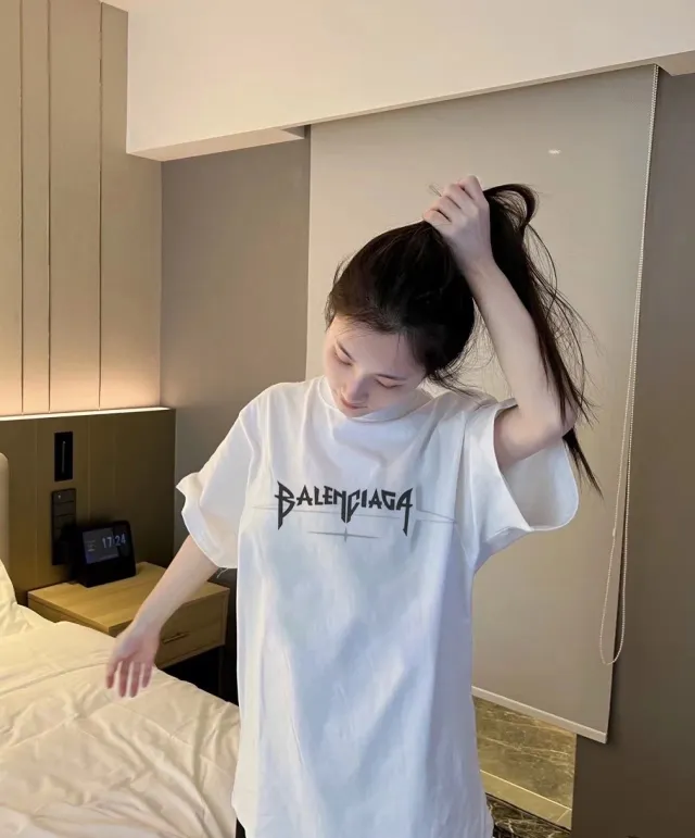 🎀Hot model pictures🎀【Latest new】Top tested version Balenciaga 23SS new 3D letters pure cotton short-sleeved T-shirt Balenciaga was founded by Cristobal Balenciaga, a great genius designer known as representing the twentieth century. For more than half a century since the brand was founded, Balenciaga has been famous for its fashionable elegance in the fashion industry. You can find any of your favorite logos on the front and back of this piece, Ness.  The front and rear printing uses low-coverage screen printing technology, and the glue is imported. The printing is very delicate, and the scratched out problems are very clear and there are no burrs. The fabric is made of 280g double-ply double-yarn pure cotton loose fabric, which is loose and breathable, has good drying effect, full drape and skin toning. Three-dimensional drawing technology + dot gradient printing, oversize dropped shoulders and large version, easy to match, same style for men and women! Color: Black White Size: XS S M L
