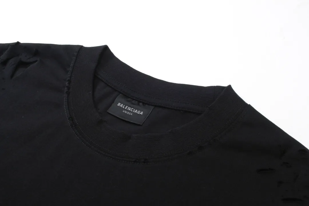 🅿️186 Detailed picture [Top version. Official website quality] BALENCI*GA/Paris. Back LOGO washed and worn series new T-shirt #2024 new style. The reverse stitching design is full of sense. The new LOGO crack printing is used on the back, and the ready-made clothes are washed and worn. Notice! ️This original version is made of reverse stitching, worn and washed to make it old. It is the normal practice in Jubie market #2024 spring and summer brick cabinet synchronization. Welcome to compare. The fabric is made of Paris ZP custom-woven and dyed cotton double yarn, with a weight of 260 grams. The cloth surface is clean. The cloth pattern is clear, soft and comfortable. The threads are dyed with no color difference. The classic letter LOGO is printed with imported environmentally friendly glue. The letters are clear and the effect is three-dimensional. Restore the brick cabinet, adopt OS loose shoulder style. Same style for men and women. Coding: BL223358 Color: black, pink (the price of pink is different) Size: XS to L