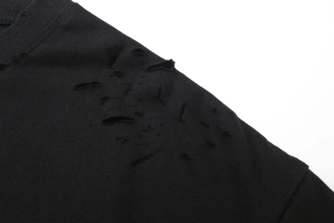 🅿️186 Detailed picture [Top version. Official website quality] BALENCI*GA/Paris. Back LOGO washed and worn series new T-shirt #2024 new style. The reverse stitching design is full of sense. The new LOGO crack printing is used on the back, and the ready-made clothes are washed and worn. Notice! ️This original version is made of reverse stitching, worn and washed to make it old. It is the normal practice in Jubie market #2024 spring and summer brick cabinet synchronization. Welcome to compare. The fabric is made of Paris ZP custom-woven and dyed cotton double yarn, with a weight of 260 grams. The cloth surface is clean. The cloth pattern is clear, soft and comfortable. The threads are dyed with no color difference. The classic letter LOGO is printed with imported environmentally friendly glue. The letters are clear and the effect is three-dimensional. Restore the brick cabinet, adopt OS loose shoulder style. Same style for men and women. Coding: BL223358 Color: black, pink (the price of pink is different) Size: XS to L