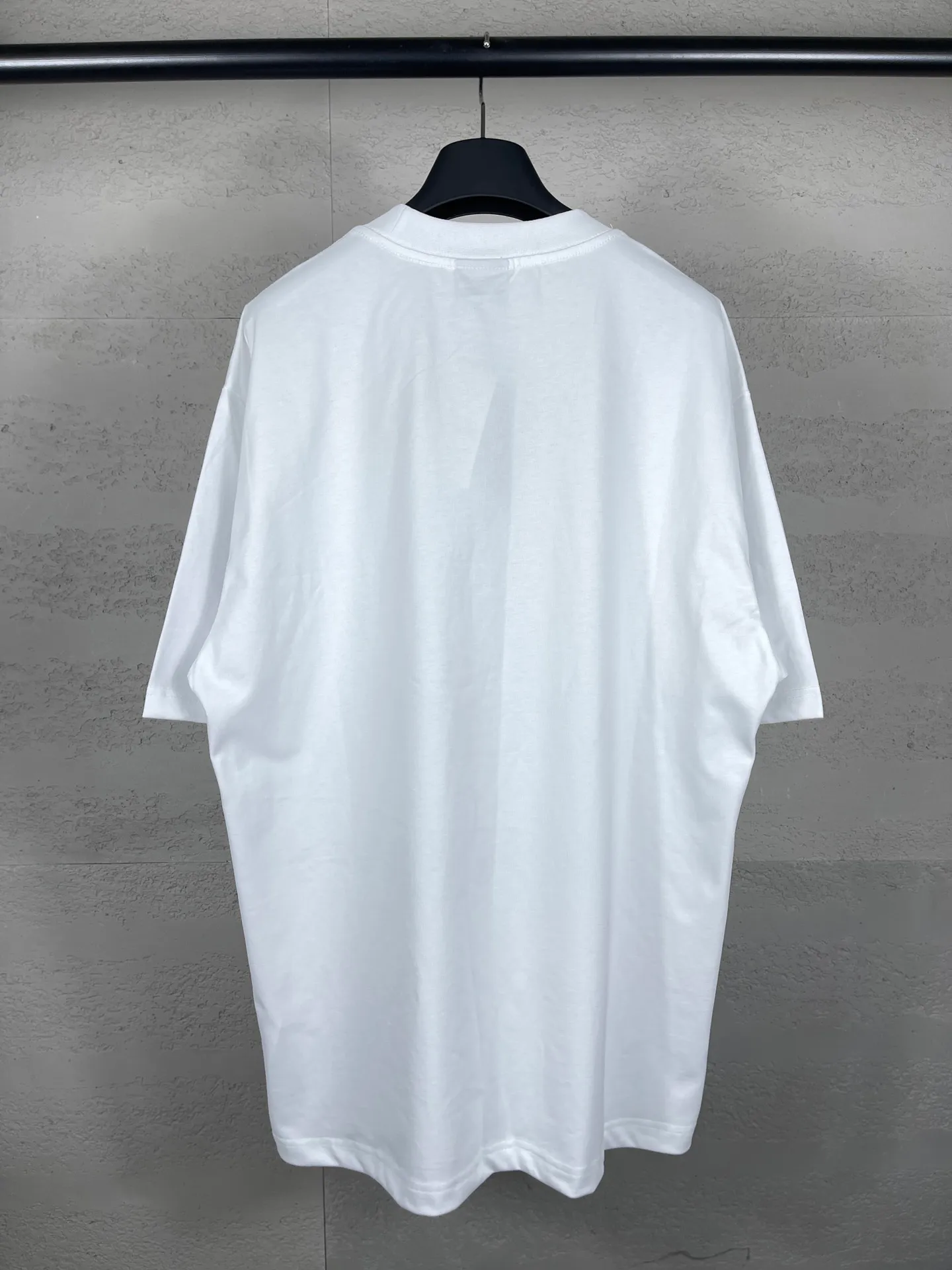 🅿️180 real photos [Top version. Official website quality] BALENCI*GA/Paris. 2024 catwalk new model. Paris. Air ticket passport LOGO printed T-shirt, brick cabinet synchronization. Genuine product developed at the first time, welcome to compare! The fabric is made of Paris ZP custom-woven and dyed cotton double yarn. Weighing 260 grams, the cloth surface is clean. The cloth pattern is clear, soft and comfortable. The threads are dyed with no color difference. The classic LOGO is printed using imported machine-made white ink direct printing. The letters are clear and the effect is three-dimensional. Restore the brick cabinet. Different market currency, welcome to compare, the version adopts OS loose shoulder version. Same style for men and women Coding: BL223310 Color: black, white Size: XS to L