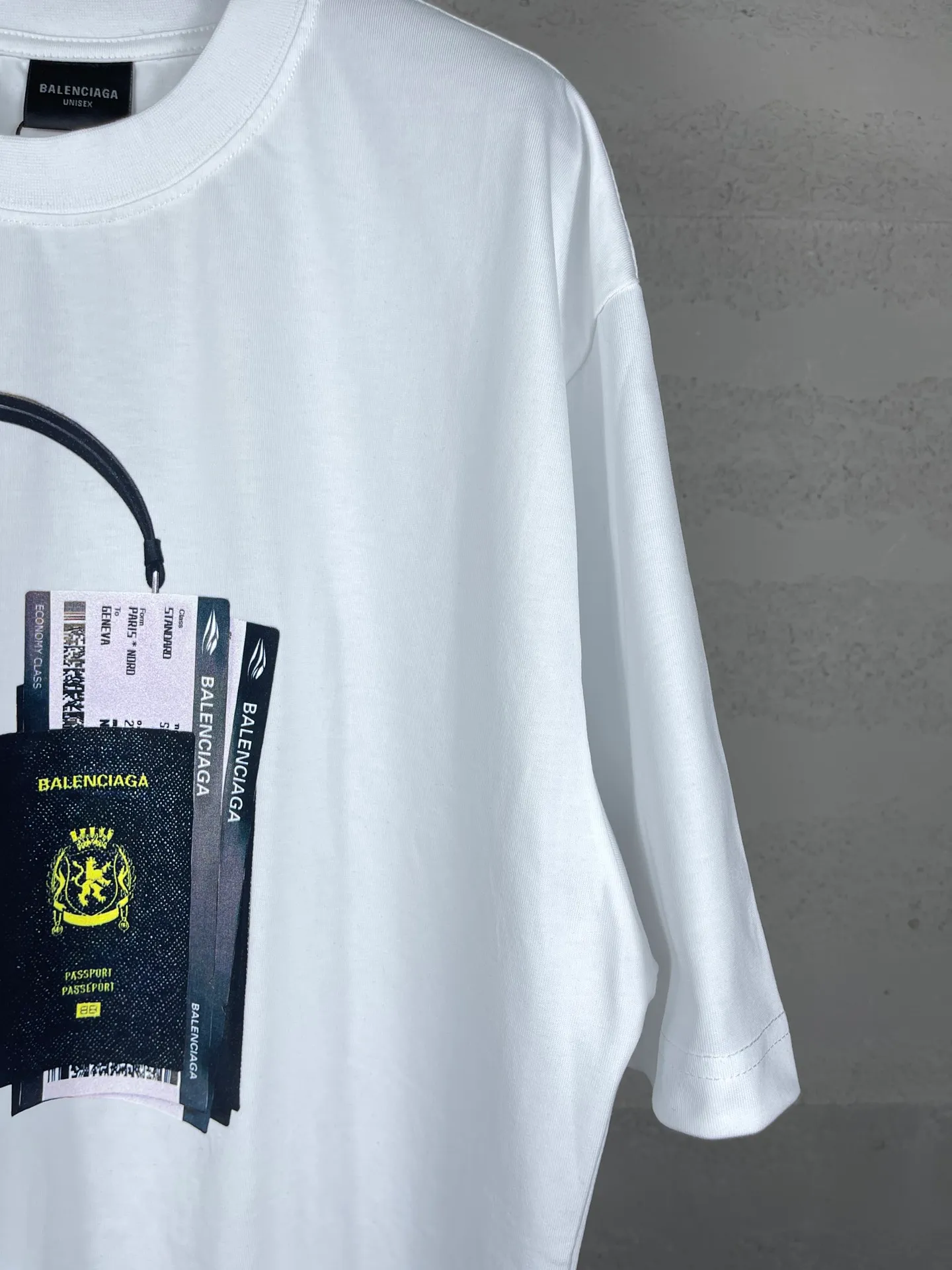 🅿️180 real photos [Top version. Official website quality] BALENCI*GA/Paris. 2024 catwalk new model. Paris. Air ticket passport LOGO printed T-shirt, brick cabinet synchronization. Genuine product developed at the first time, welcome to compare! The fabric is made of Paris ZP custom-woven and dyed cotton double yarn. Weighing 260 grams, the cloth surface is clean. The cloth pattern is clear, soft and comfortable. The threads are dyed with no color difference. The classic LOGO is printed using imported machine-made white ink direct printing. The letters are clear and the effect is three-dimensional. Restore the brick cabinet. Different market currency, welcome to compare, the version adopts OS loose shoulder version. Same style for men and women Coding: BL223310 Color: black, white Size: XS to L