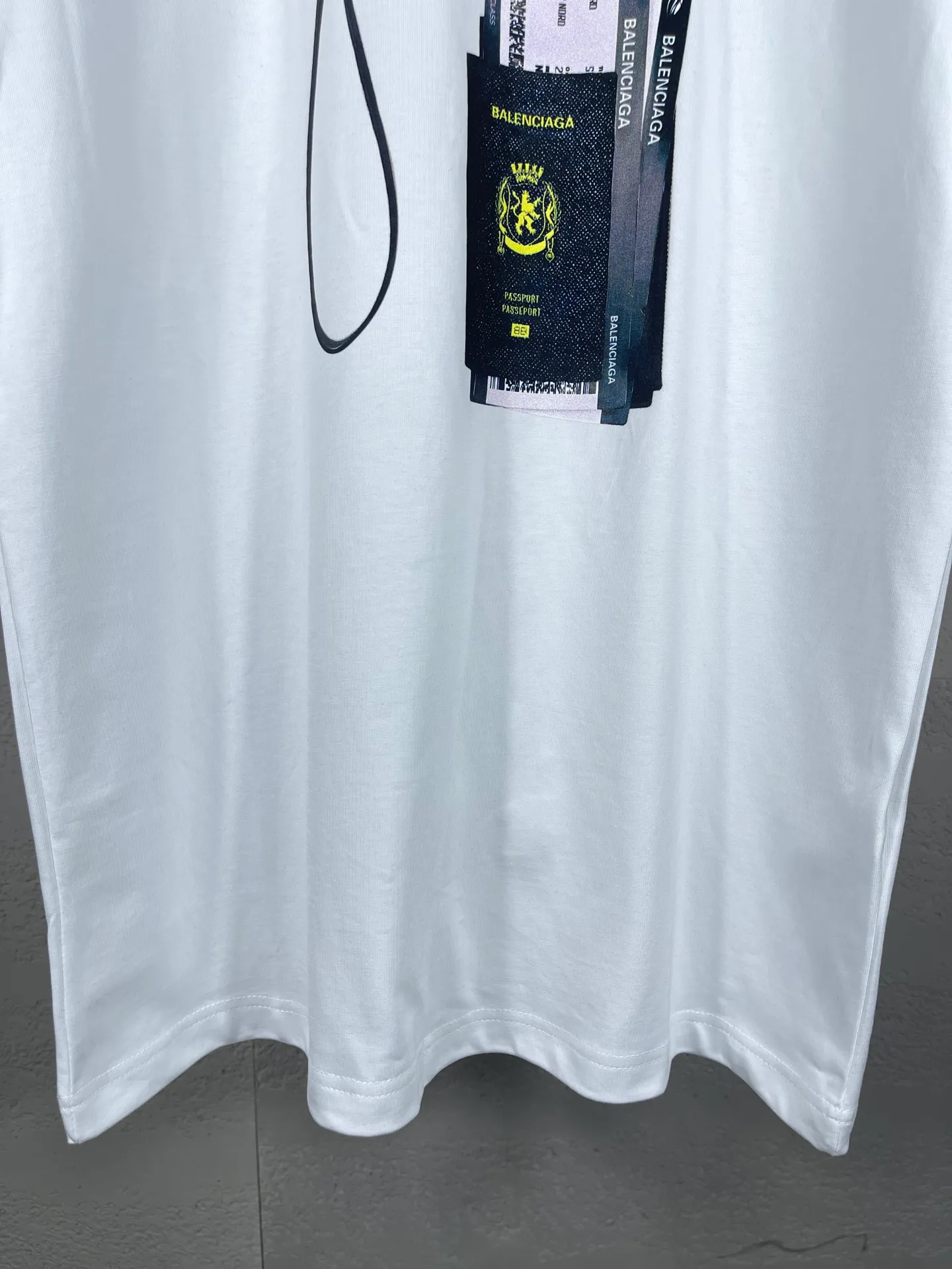 🅿️180 real photos [Top version. Official website quality] BALENCI*GA/Paris. 2024 catwalk new model. Paris. Air ticket passport LOGO printed T-shirt, brick cabinet synchronization. Genuine product developed at the first time, welcome to compare! The fabric is made of Paris ZP custom-woven and dyed cotton double yarn. Weighing 260 grams, the cloth surface is clean. The cloth pattern is clear, soft and comfortable. The threads are dyed with no color difference. The classic LOGO is printed using imported machine-made white ink direct printing. The letters are clear and the effect is three-dimensional. Restore the brick cabinet. Different market currency, welcome to compare, the version adopts OS loose shoulder version. Same style for men and women Coding: BL223310 Color: black, white Size: XS to L