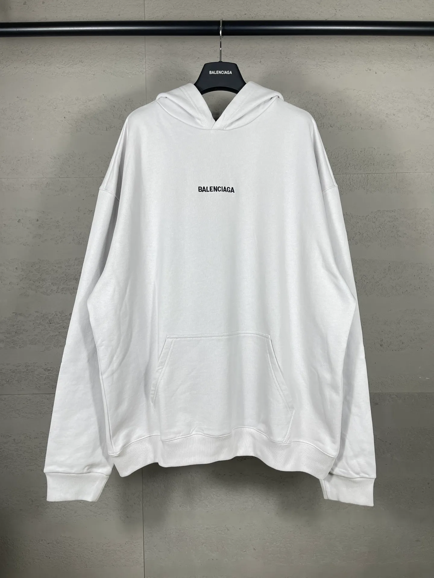 🅿️300 Detailed picture [Top version. Official website quality] BALENCI*GA/Paris#Classic model. Classic LOGO letter embroidered long-sleeved hooded sweatshirt on the front and back. 2024 autumn and winter brick cabinet synchronization.                       The fabric is made of Paris ZP custom-woven and dyed cotton double yarn David coat. The weight is 450 grams. The cloth surface is clean. The cloth pattern is clear, soft and comfortable. The threads are dyed with no color difference. The classic letters are embroidered with an imported Tajima embroidery machine. The letters are clear and the effect is three-dimensional, restoring the brick cabinet. The version adopts the OS loose shoulder style. The same style for men and women. Coding: BL238039 Color: black, ash, purple, khaki, off-white Size: XS S M L
