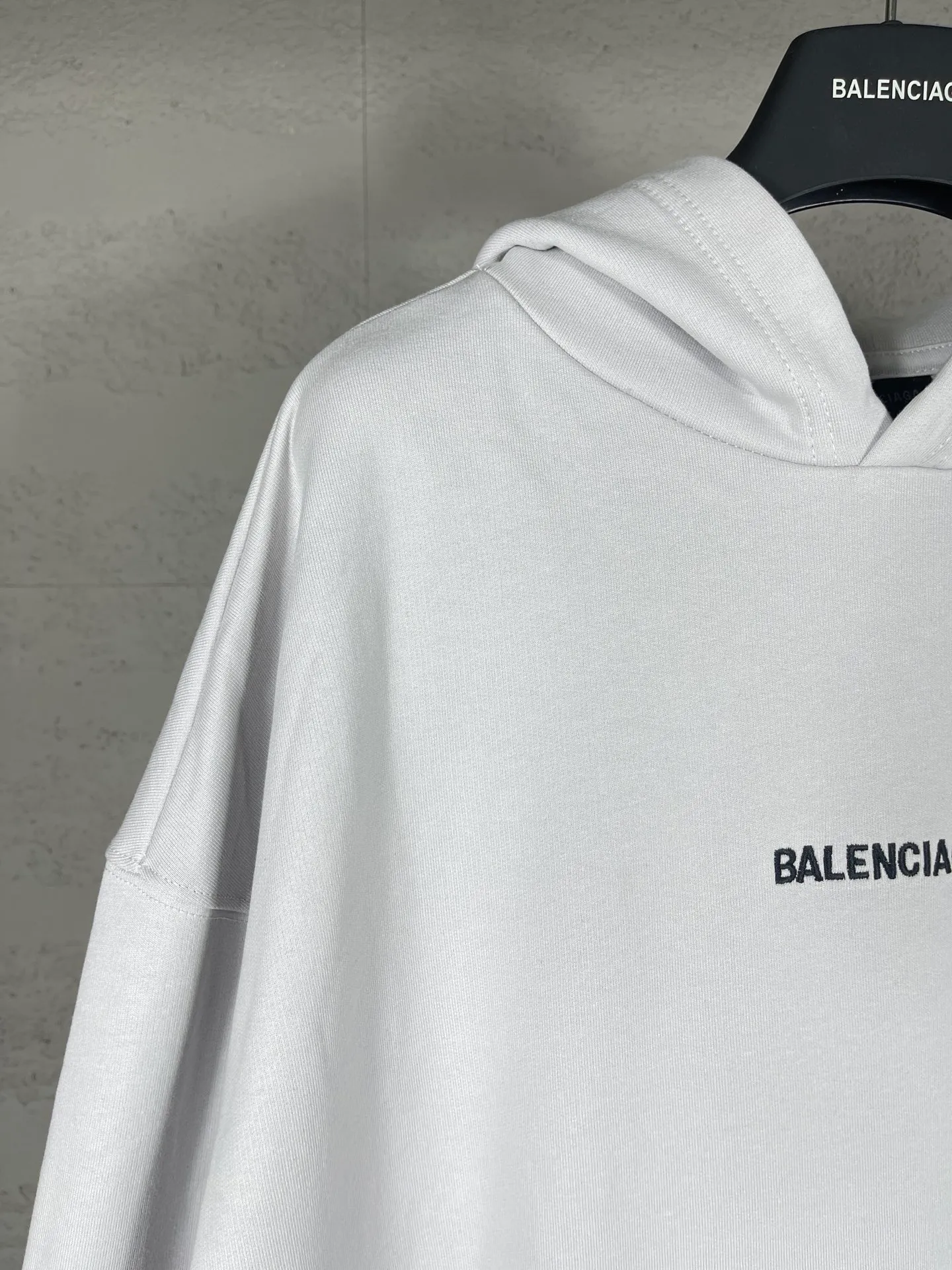 🅿️300 Detailed picture [Top version. Official website quality] BALENCI*GA/Paris#Classic model. Classic LOGO letter embroidered long-sleeved hooded sweatshirt on the front and back. 2024 autumn and winter brick cabinet synchronization.                       The fabric is made of Paris ZP custom-woven and dyed cotton double yarn David coat. The weight is 450 grams. The cloth surface is clean. The cloth pattern is clear, soft and comfortable. The threads are dyed with no color difference. The classic letters are embroidered with an imported Tajima embroidery machine. The letters are clear and the effect is three-dimensional, restoring the brick cabinet. The version adopts the OS loose shoulder style. The same style for men and women. Coding: BL238039 Color: black, ash, purple, khaki, off-white Size: XS S M L