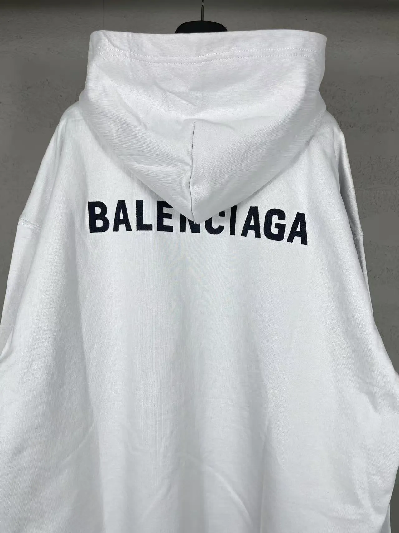 🅿️300 Detailed picture [Top version. Official website quality] BALENCI*GA/Paris#Classic model. Classic LOGO letter embroidered long-sleeved hooded sweatshirt on the front and back. 2024 autumn and winter brick cabinet synchronization.                       The fabric is made of Paris ZP custom-woven and dyed cotton double yarn David coat. The weight is 450 grams. The cloth surface is clean. The cloth pattern is clear, soft and comfortable. The threads are dyed with no color difference. The classic letters are embroidered with an imported Tajima embroidery machine. The letters are clear and the effect is three-dimensional, restoring the brick cabinet. The version adopts the OS loose shoulder style. The same style for men and women. Coding: BL238039 Color: black, ash, purple, khaki, off-white Size: XS S M L