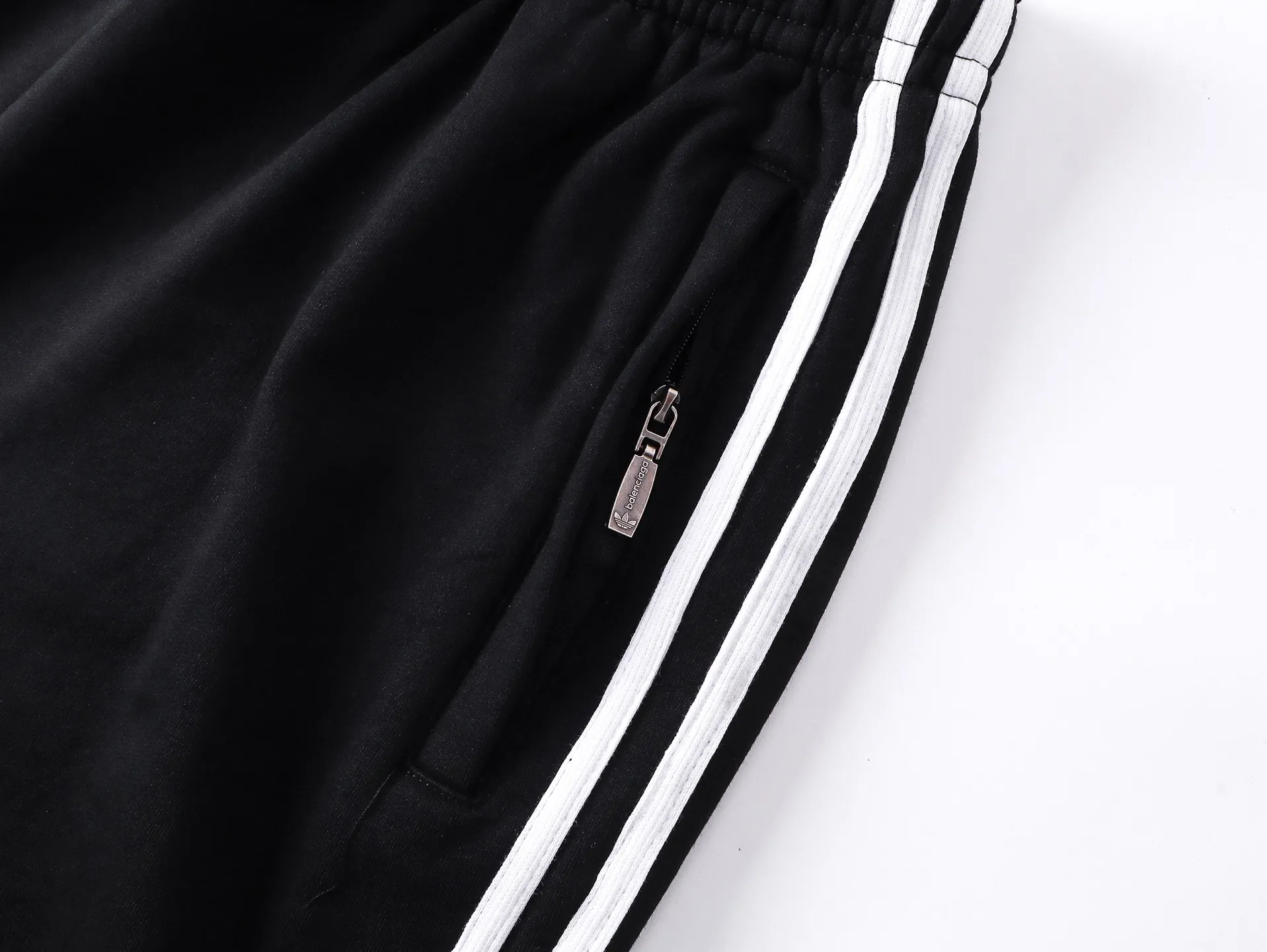 🅿️240 real shots [Top version. Official website quality] BALENCI*GA/Paris. 2025 new model. Paris co-branded adidas clover embroidered side seams. Invisible zipper shorts at the pocket. Brick cabinet synchronization. Genuine product developed at the first time, please print and compare! The fabric is made of Paris ZP custom-woven and dyed 100% cotton terry sweatshirt. The weight is 460 grams. The cloth surface is clean. The cloth pattern is clear and the hand feels soft and comfortable. The embroidery uses an imported Tajima embroidery machine. The letters are clear and the effect is three-dimensional. The version adopts a loose version. Same style for men and women. Code: BL257029 Color: black, white Size: XS S M L