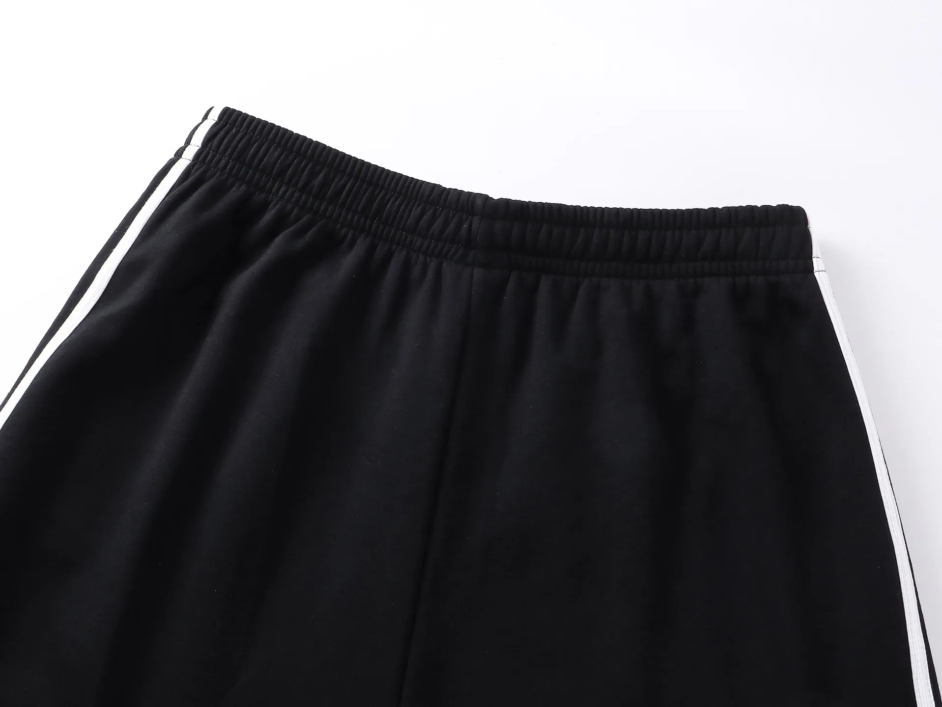🅿️240 real shots [Top version. Official website quality] BALENCI*GA/Paris. 2025 new model. Paris co-branded adidas clover embroidered side seams. Invisible zipper shorts at the pocket. Brick cabinet synchronization. Genuine product developed at the first time, please print and compare! The fabric is made of Paris ZP custom-woven and dyed 100% cotton terry sweatshirt. The weight is 460 grams. The cloth surface is clean. The cloth pattern is clear and the hand feels soft and comfortable. The embroidery uses an imported Tajima embroidery machine. The letters are clear and the effect is three-dimensional. The version adopts a loose version. Same style for men and women. Code: BL257029 Color: black, white Size: XS S M L