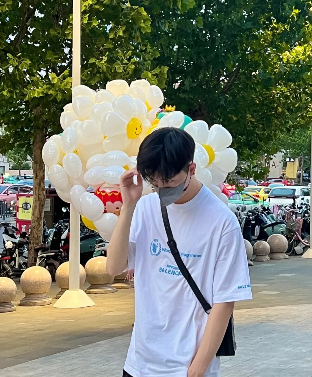 ♻️💯Reference model picture for the upper body❤️The top version of Balenciaga Balenciaga 22SS new WFP World Food Agency male and female couple star same style short-sleeved T-shirt. The fabric is made of 32S 280g double yarn pure cotton fabric. It does not pill and feels very good. It has been printed and dressed up dozens of times in order to achieve a 1:1 effect. All imported slurries are used. Proportional foaming powder is added to the slurry to foam at high temperatures. The printing convex effect is very good, and does not shed powder or break. Washable and environmentally friendly printing on the front and back panels. The entire printing process takes a long time. The hem and cuffs are all customized threads. There is no error in dyeing in the same vat. The workmanship is perfect. The accessories are all customized. This year's hot trend in the market. Many Internet celebrity tops. Very trendy. Same style for men and women. OverSzie version. Color: black, white, dark khaki, fluorescent green. Size: XS-L P:270