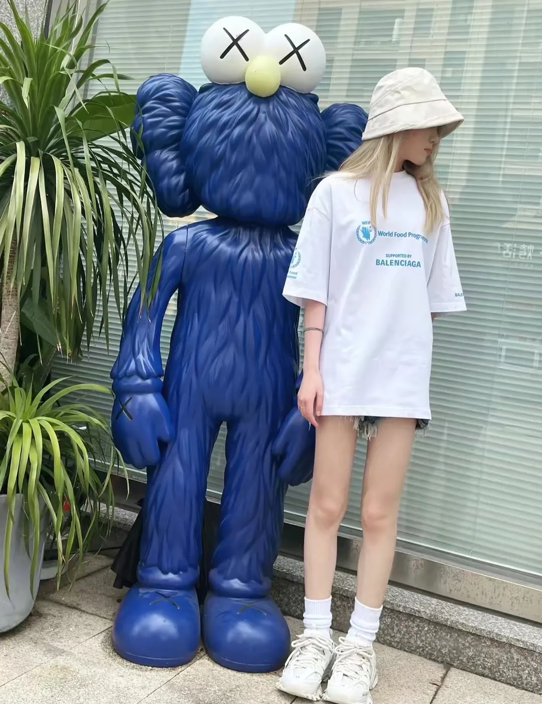 ♻️💯Reference model picture for the upper body❤️The top version of Balenciaga Balenciaga 22SS new WFP World Food Agency male and female couple star same style short-sleeved T-shirt. The fabric is made of 32S 280g double yarn pure cotton fabric. It does not pill and feels very good. It has been printed and dressed up dozens of times in order to achieve a 1:1 effect. All imported slurries are used. Proportional foaming powder is added to the slurry to foam at high temperatures. The printing convex effect is very good, and does not shed powder or break. Washable and environmentally friendly printing on the front and back panels. The entire printing process takes a long time. The hem and cuffs are all customized threads. There is no error in dyeing in the same vat. The workmanship is perfect. The accessories are all customized. This year's hot trend in the market. Many Internet celebrity tops. Very trendy. Same style for men and women. OverSzie version. Color: black, white, dark khaki, fluorescent green. Size: XS-L P:270